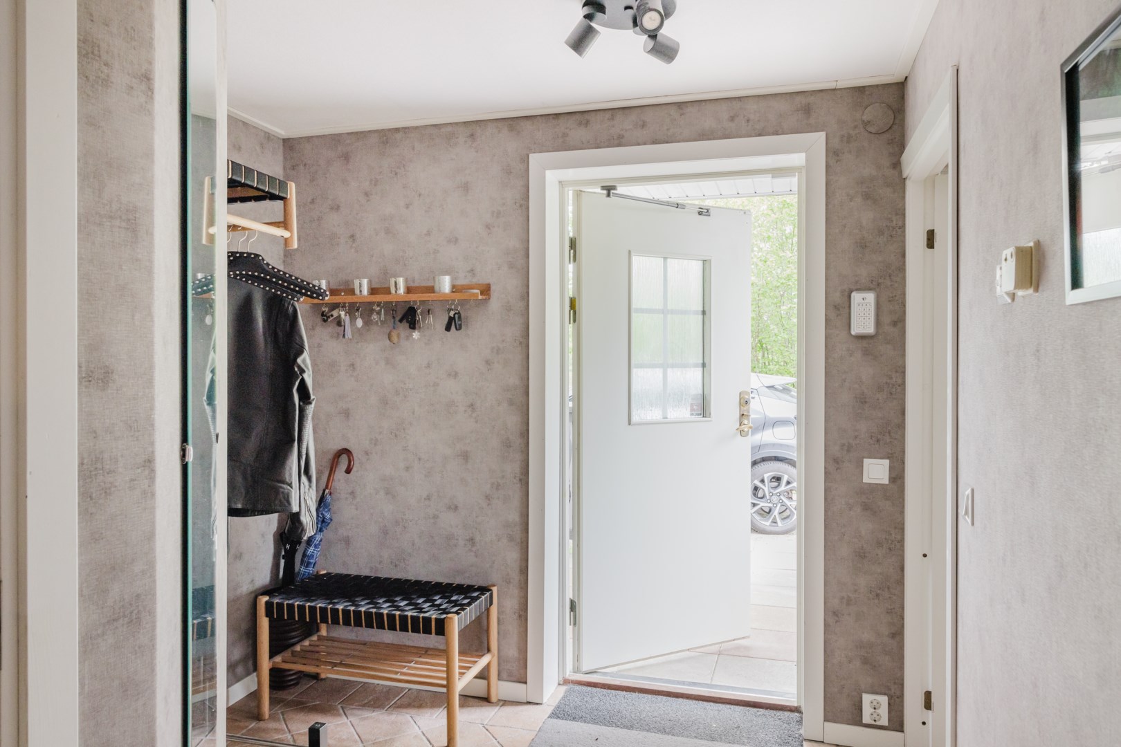 Entréhall med anslutande klädkammare