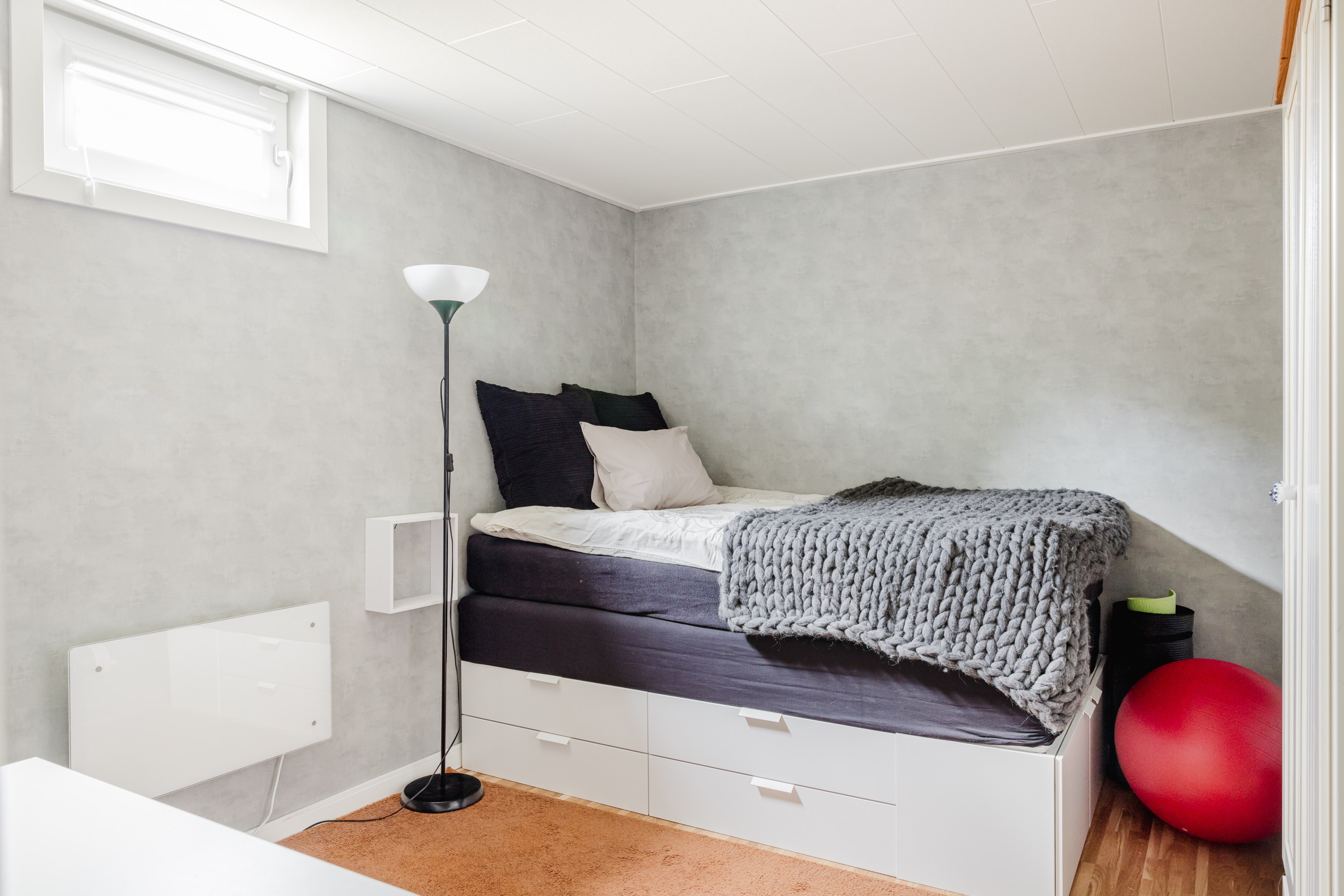 Sovrum med anslutande klädkammare - entréplan