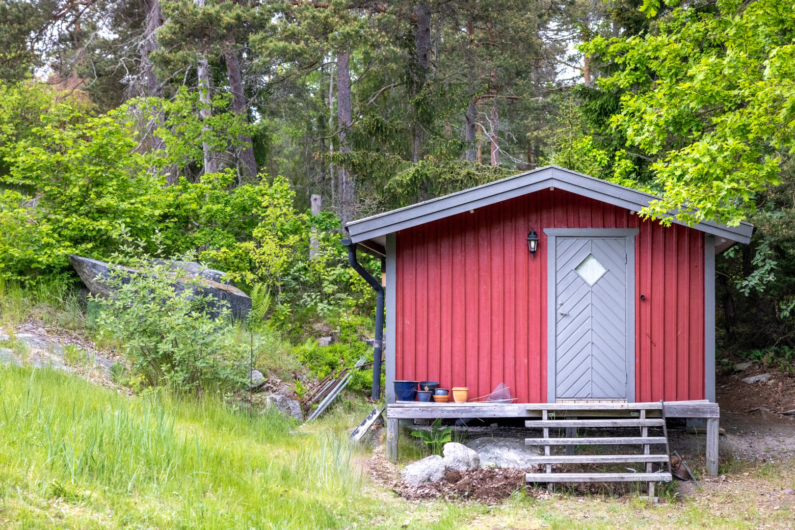 Friggebod vidbyggd med förvaring på husets baksida