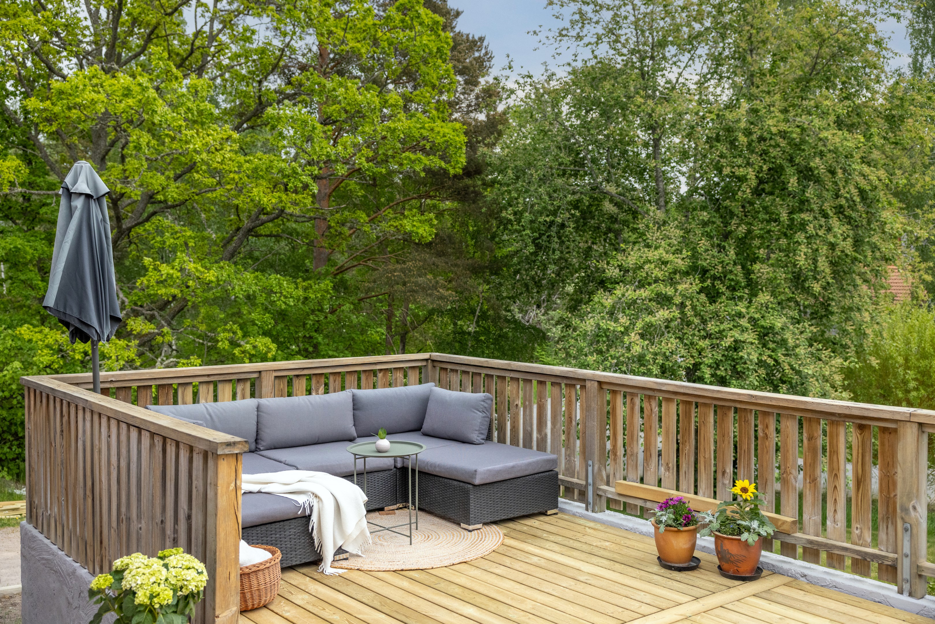 Trappan till vänster utanför bild förbinder altan med uppfarten