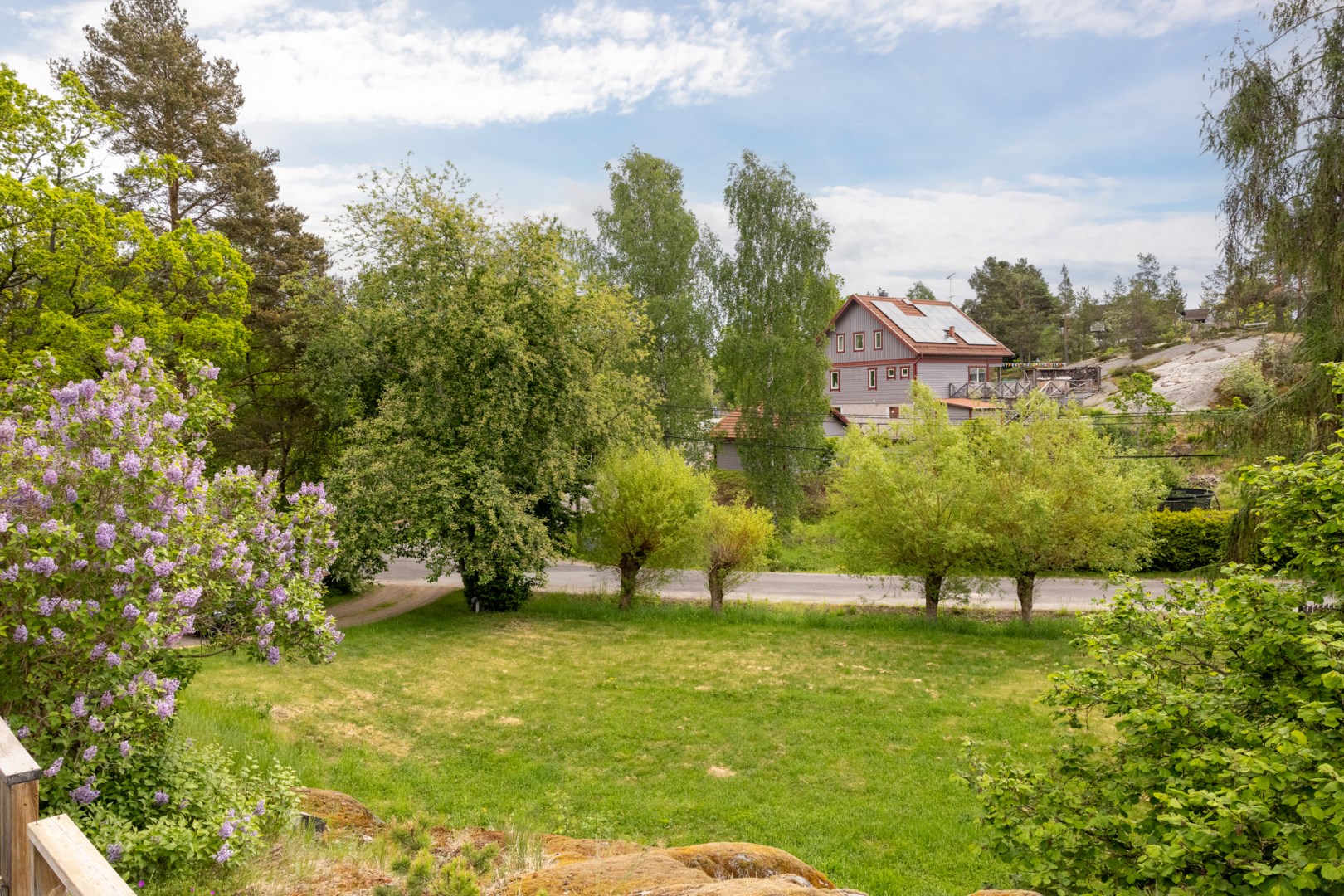 Vy över tomtens nere del från altanen