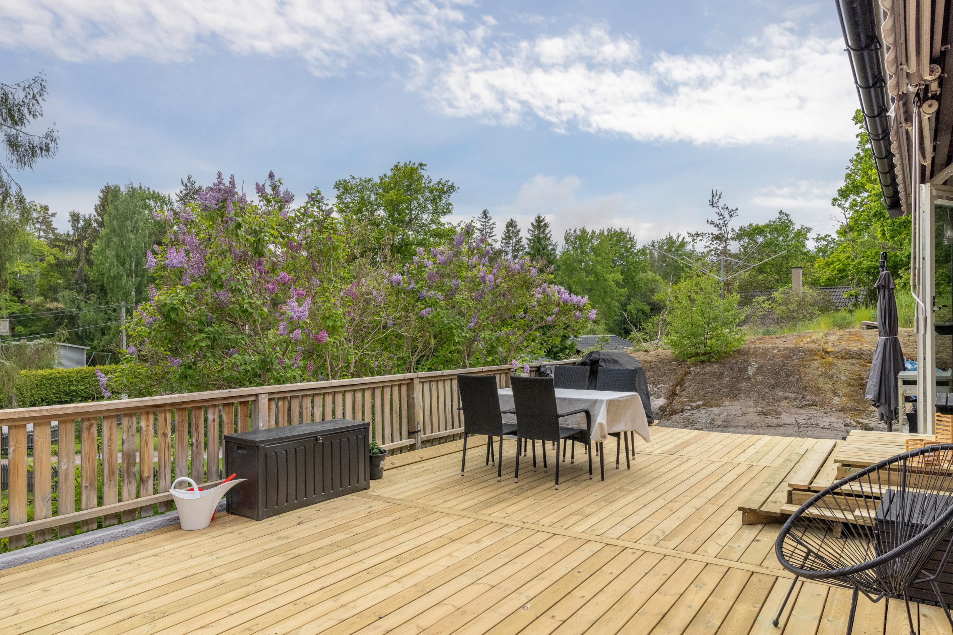 Generösa ytor och högt fritt läge