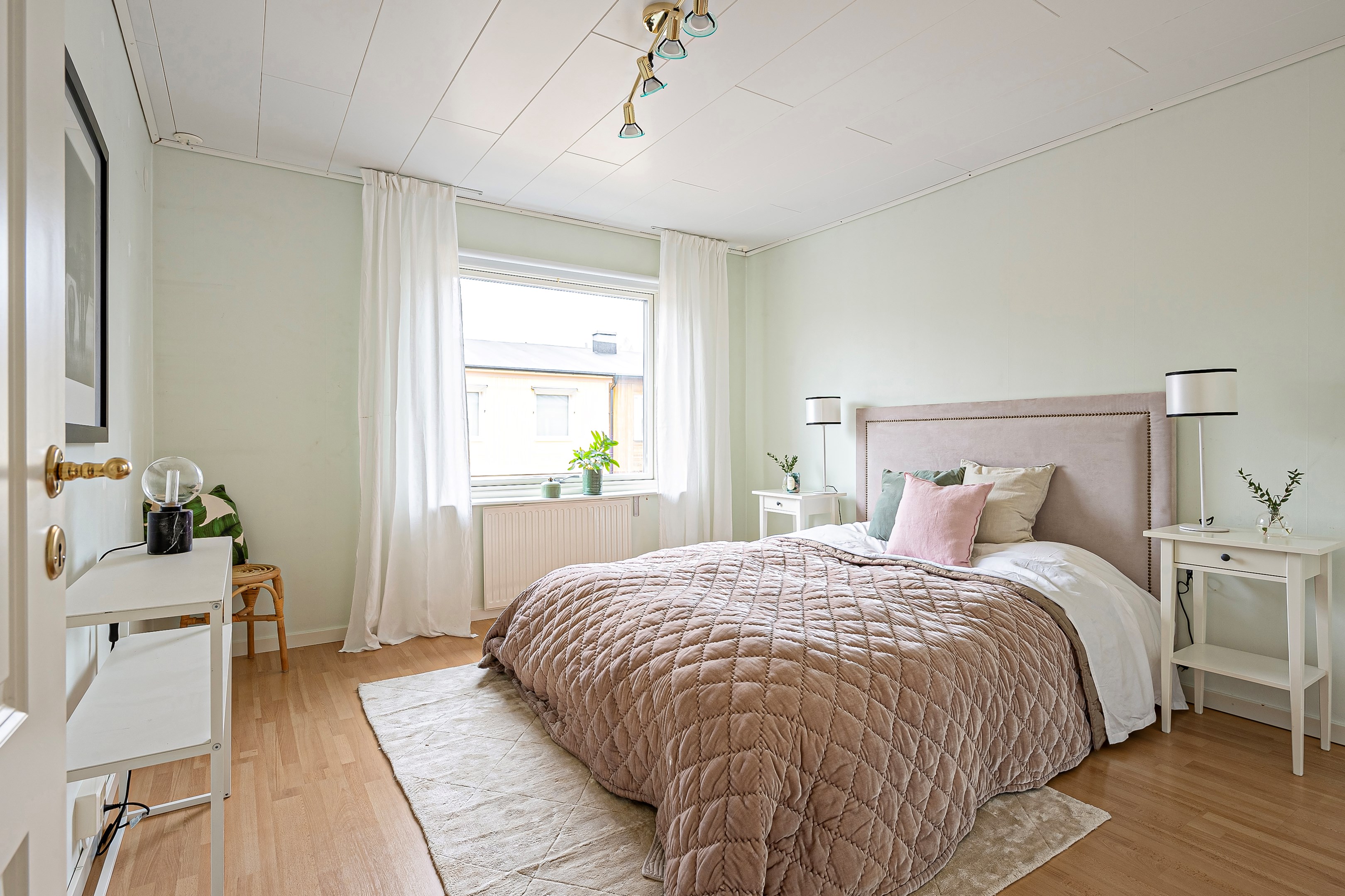 Föräldrasovrum med ljusinsläpp från väster