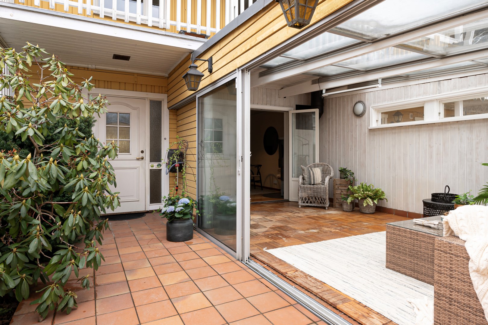 Välkomnande entré med anslutande uterum