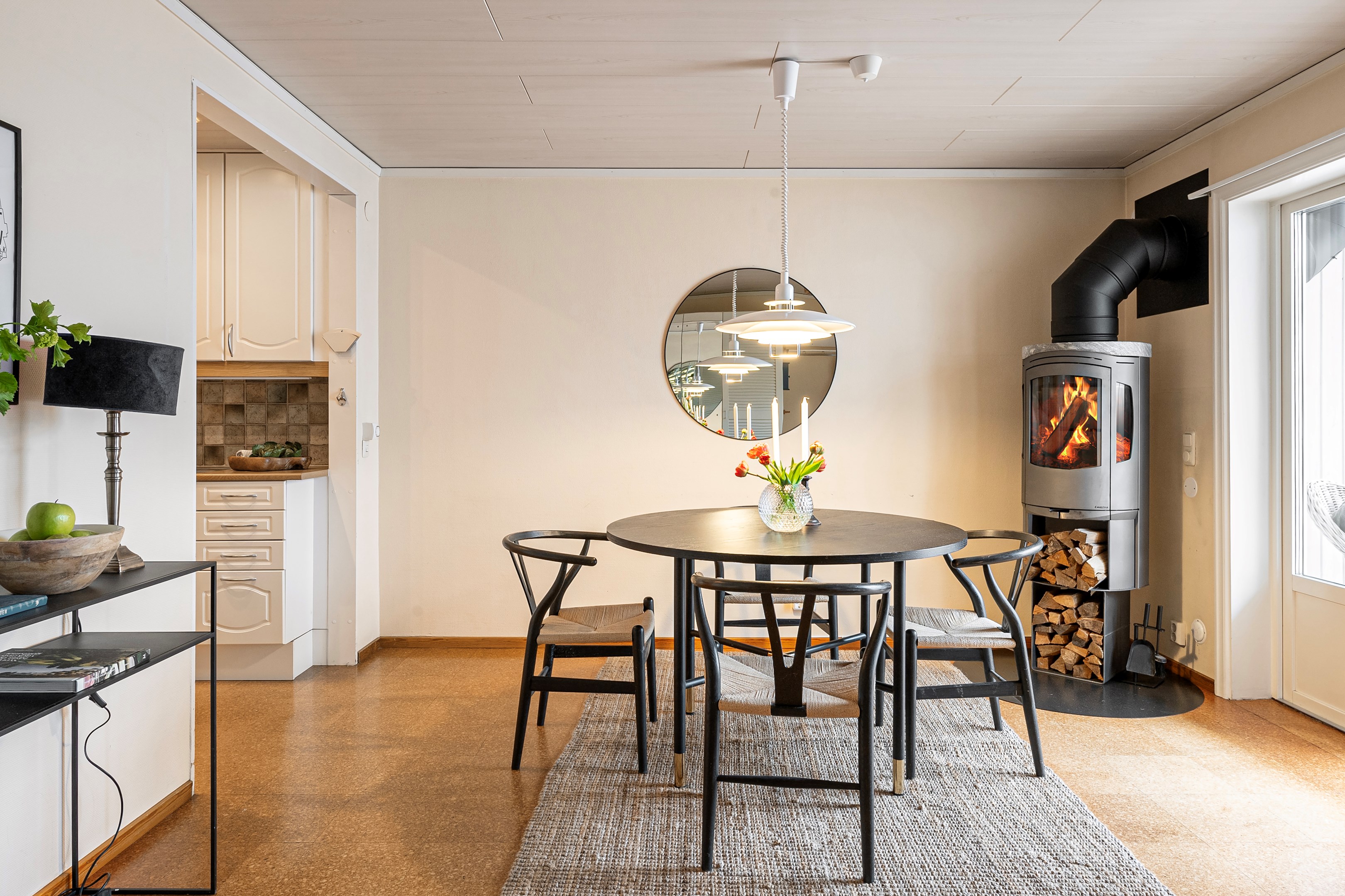 Matplats med Contura kamin