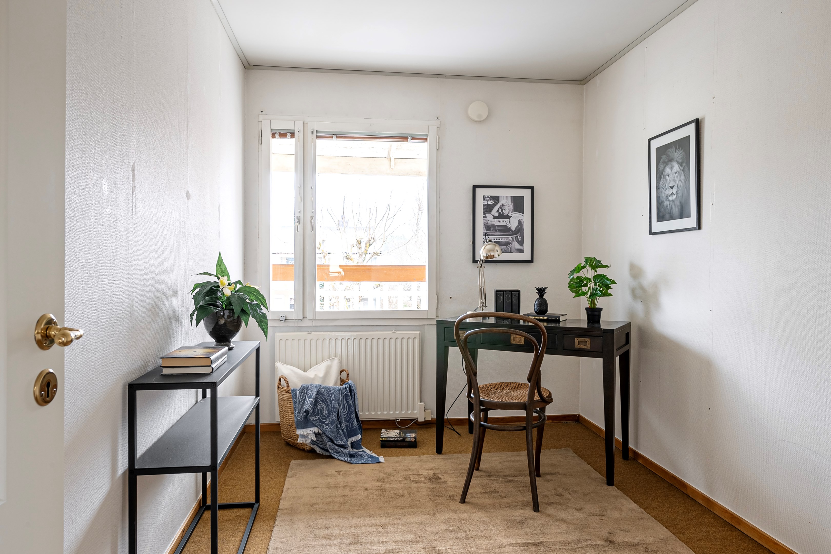 Sovrum 4 / kontor med fönster mot öster