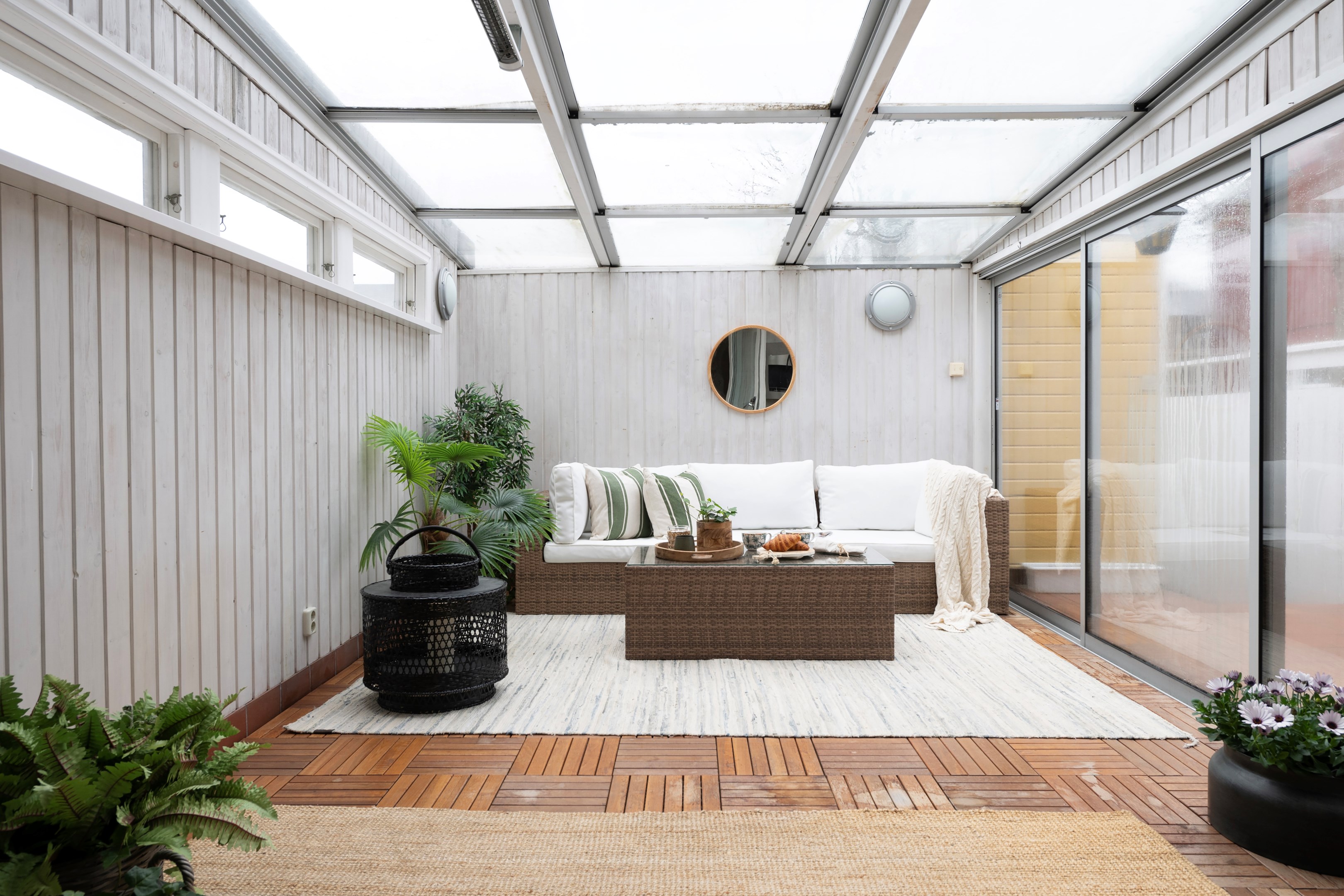 Inglasat uterum om ca 18 kvm med öppningsbara dörrar och tak och värmeslingor i golv