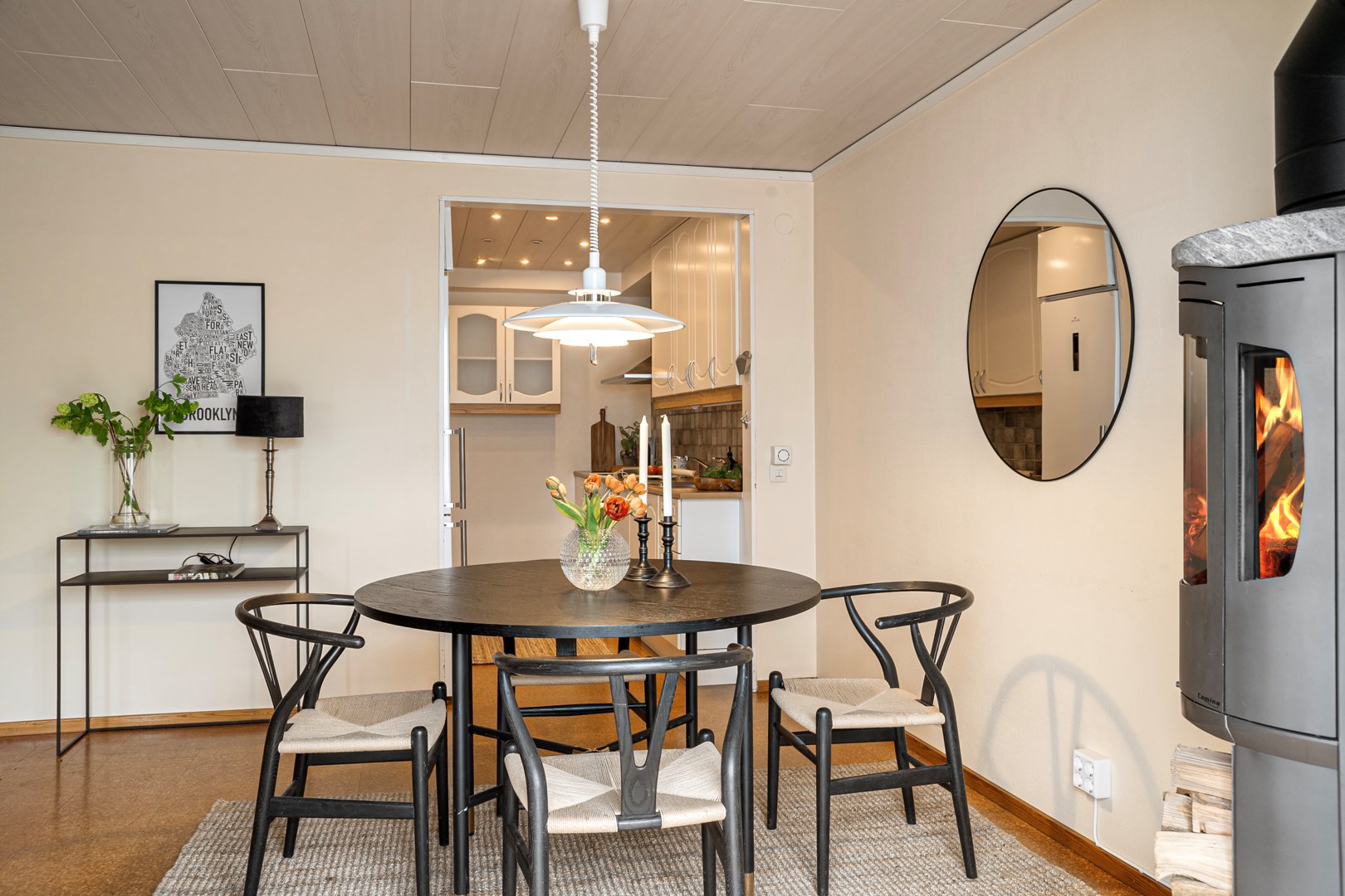 Matplats och kök i vinkel från uterummet