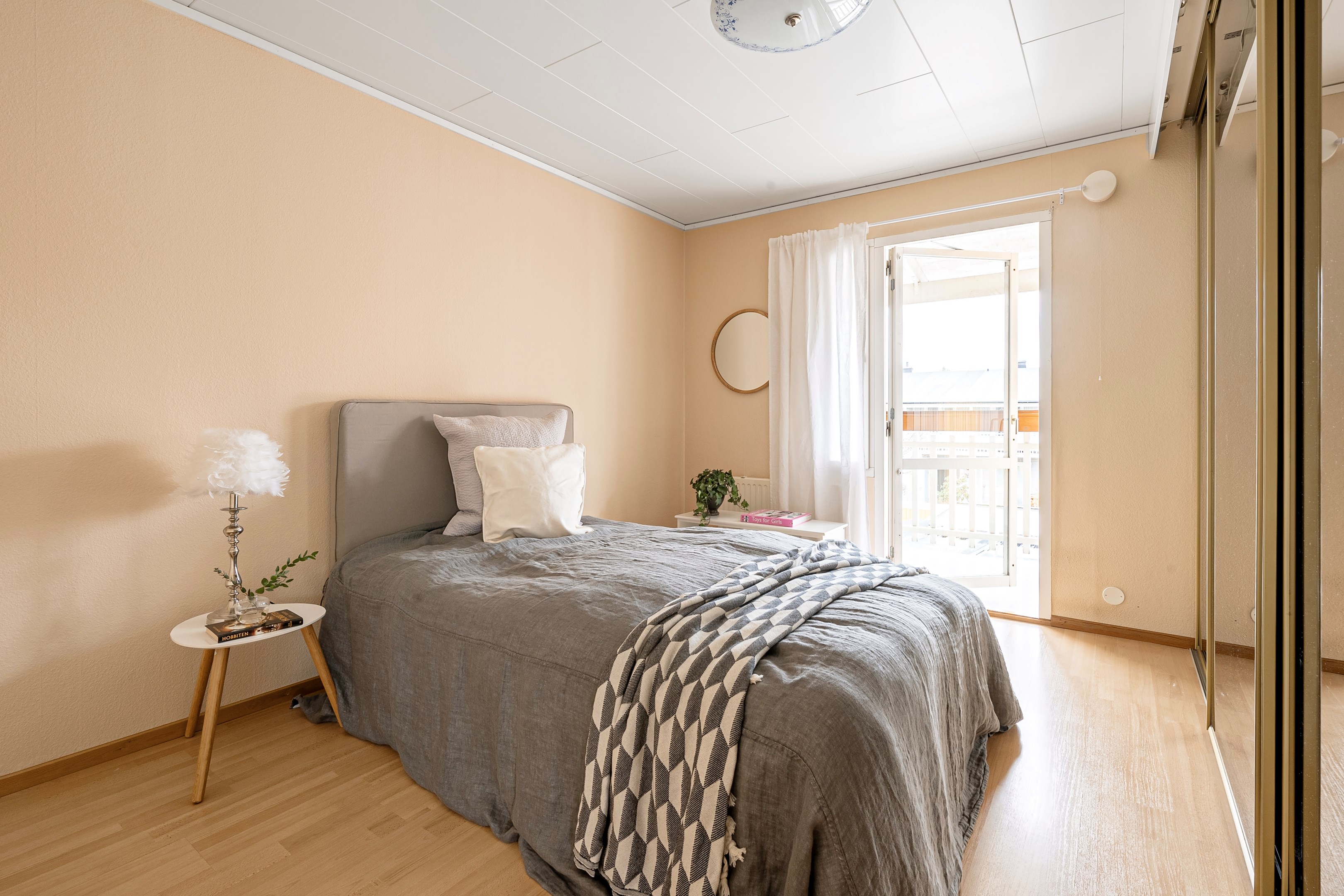 Sovrum 3 - möjligt föräldrasovrum - med utgång till balkong i öster