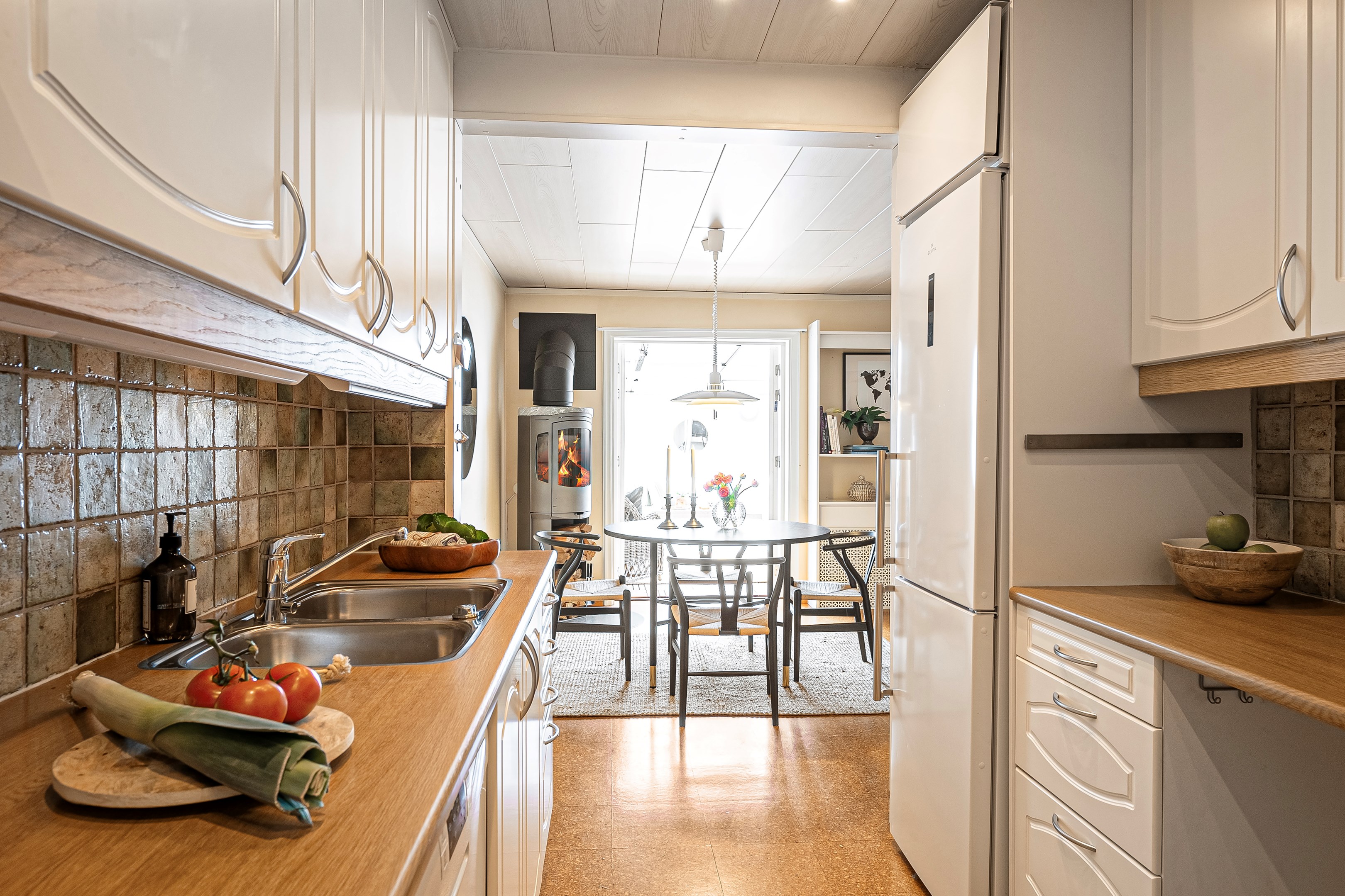 Köket i vinkel mot matplats och uterum