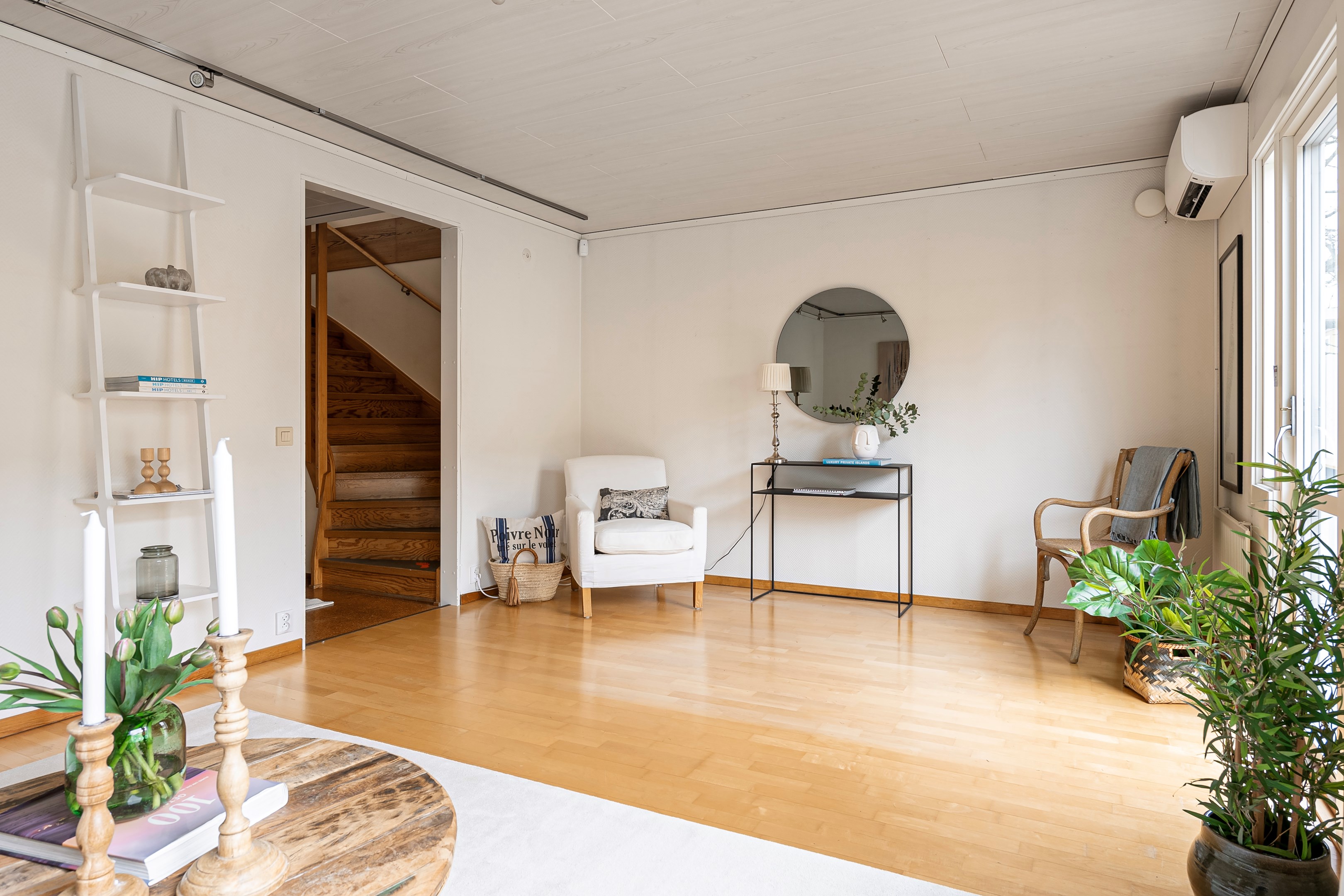 Vardagsrummet i vinkel mot trappan som förbinder våningsplanen