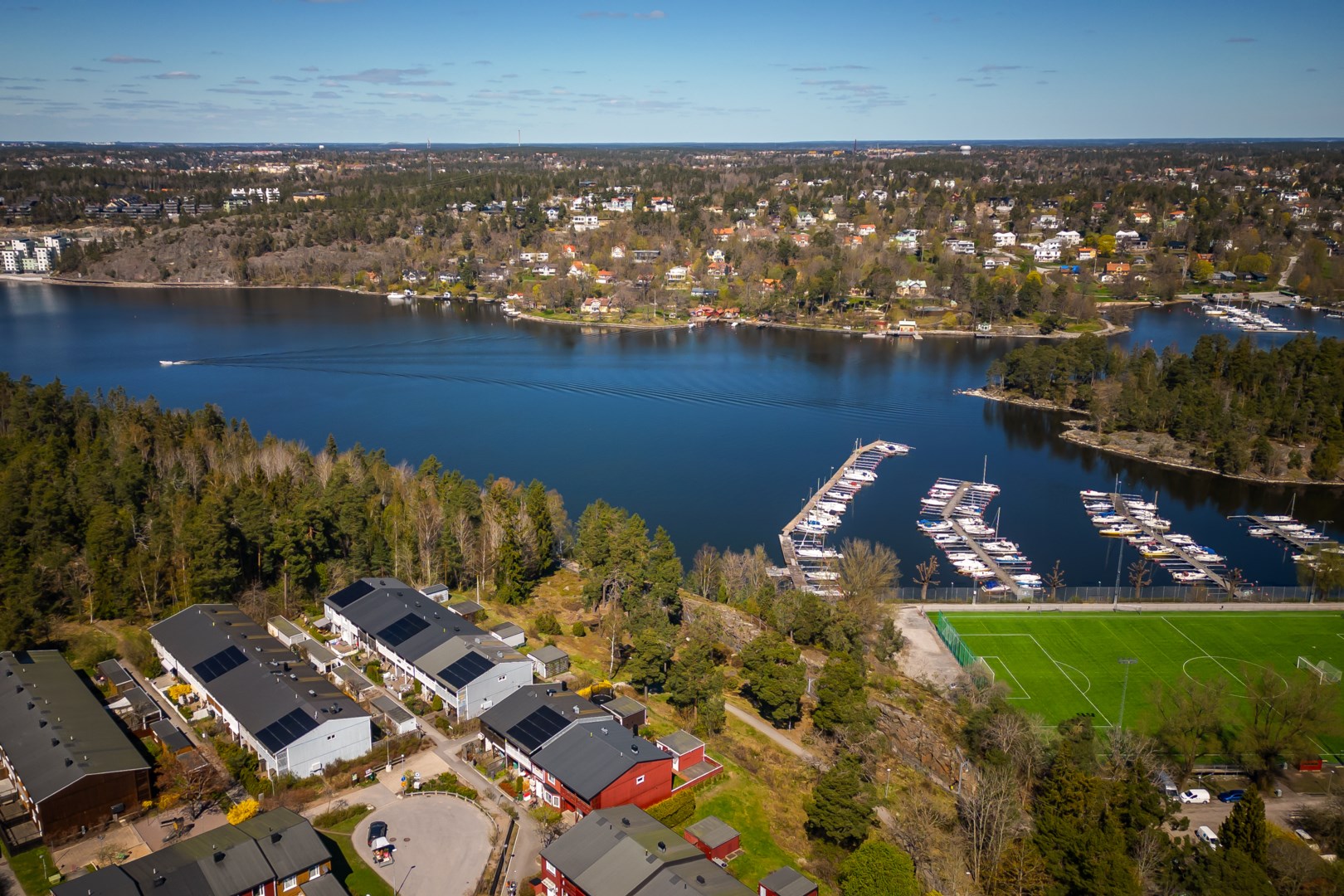 Promenadavstånd till Fisksätra IP med anslutande sporthall & båtklubb