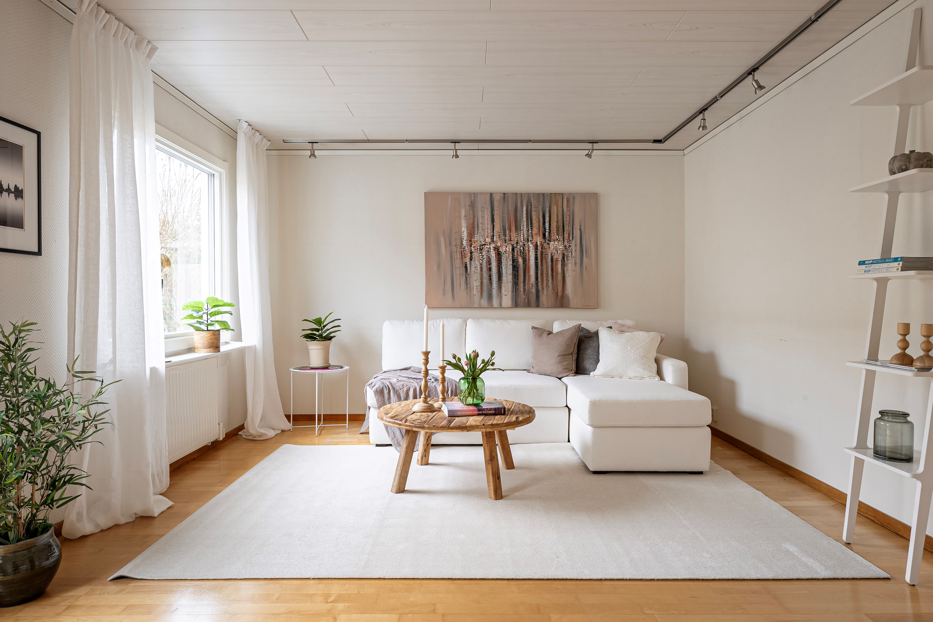 Vardagsrum med generösa ytor och utgång till uteplats i väster