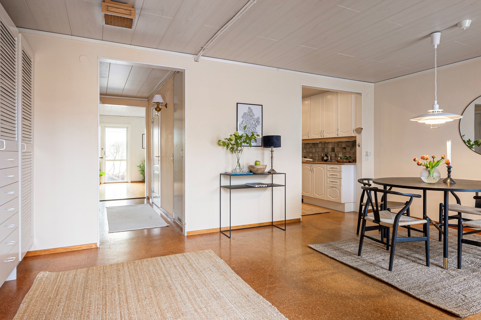 Vy från entréhallen gentemot matplats, kök och vardagsrum