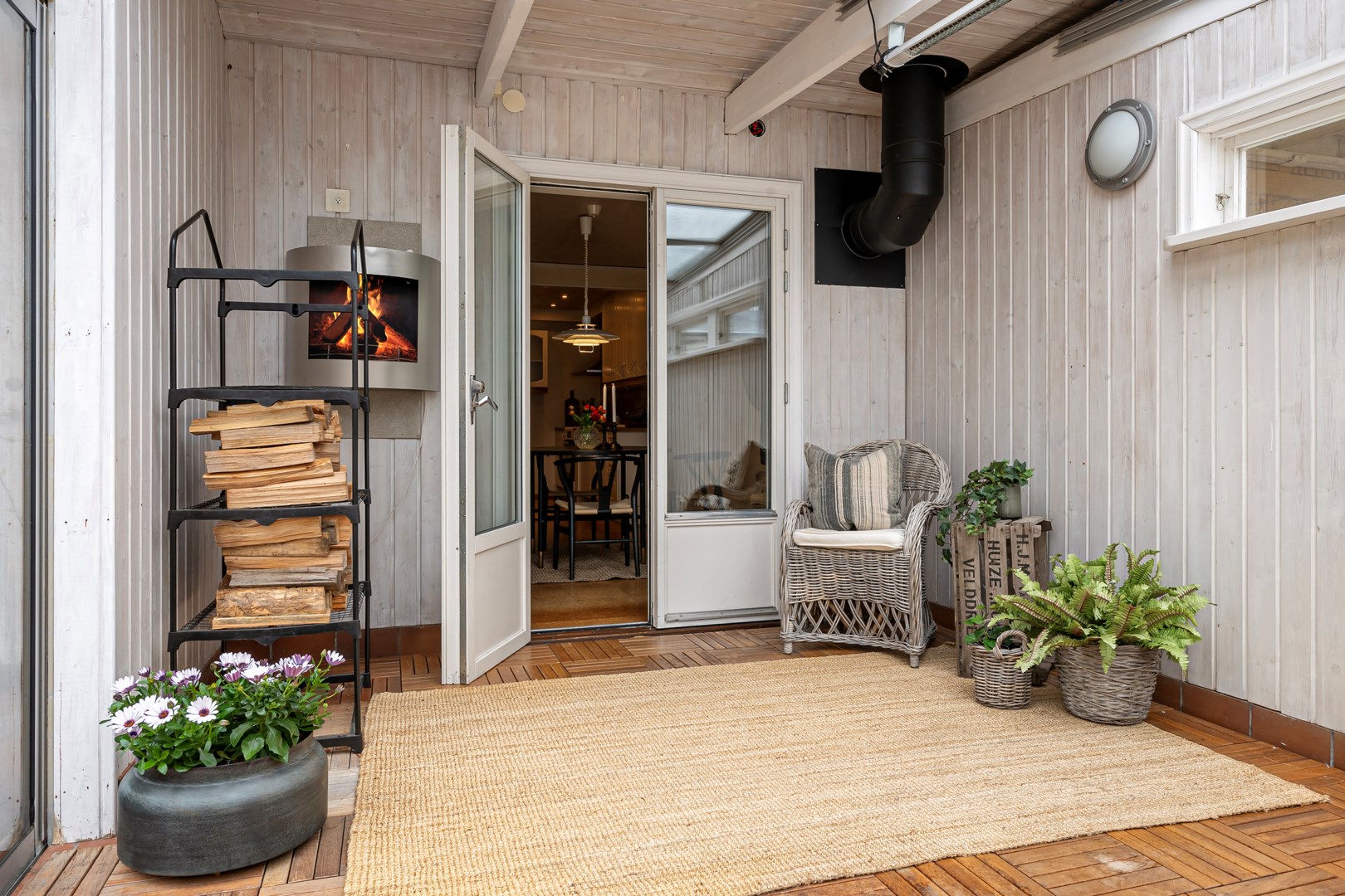 Pardörrar förbinder matplats och uterum