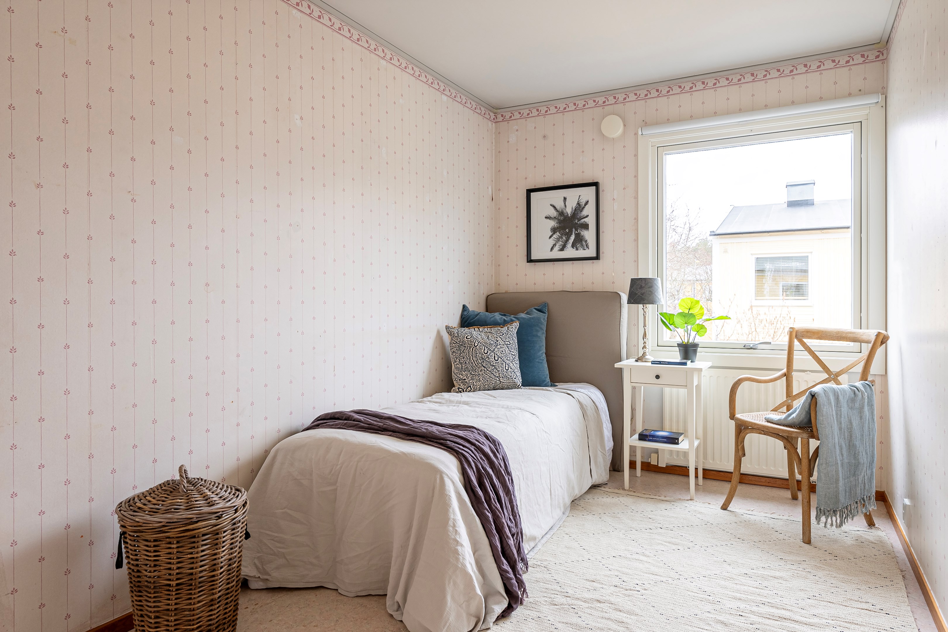 Sovrum 2 med ljusinsläpp från väster