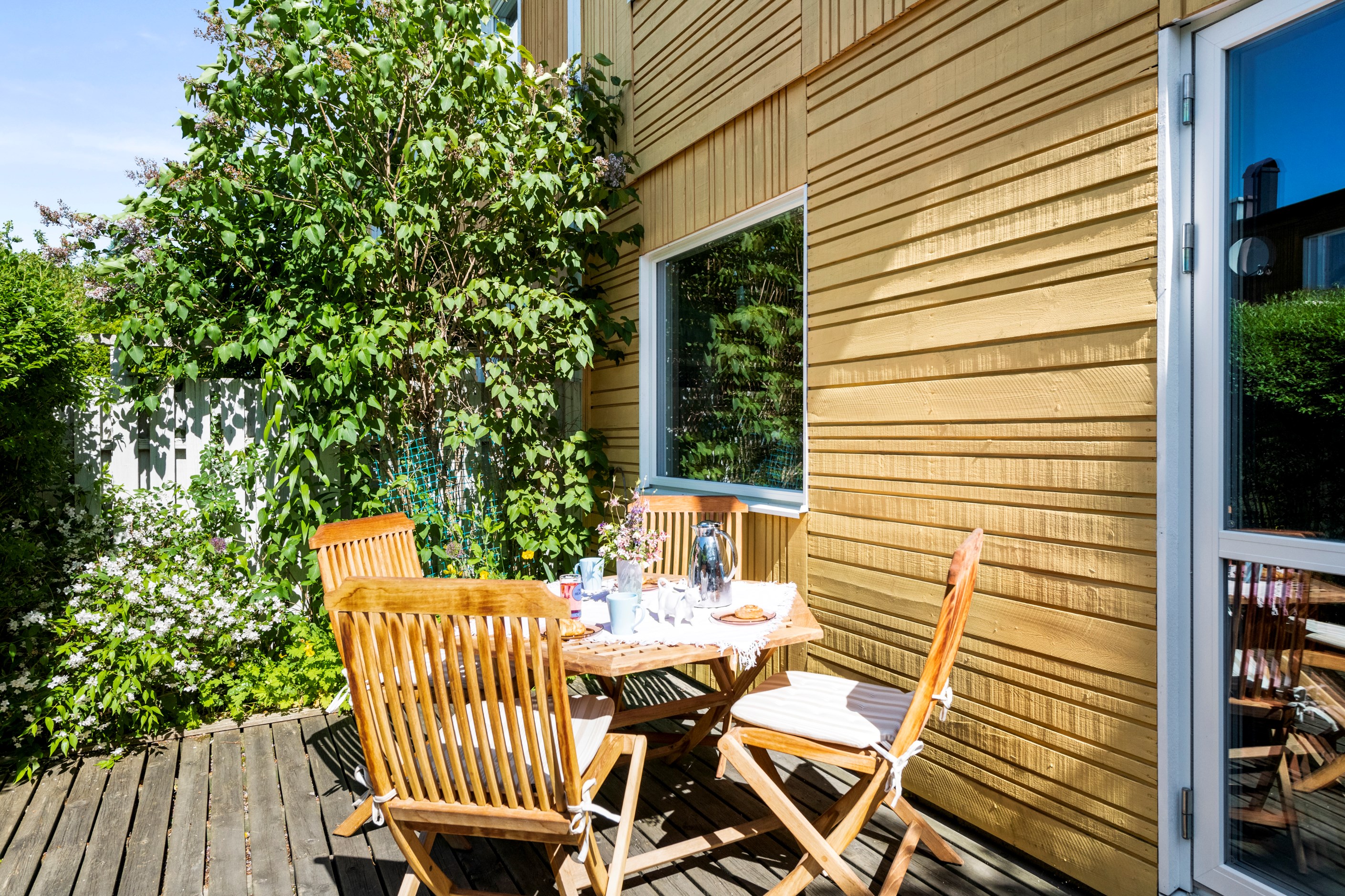 Uteplats med eftermiddags- och kvällssol på husets baksida