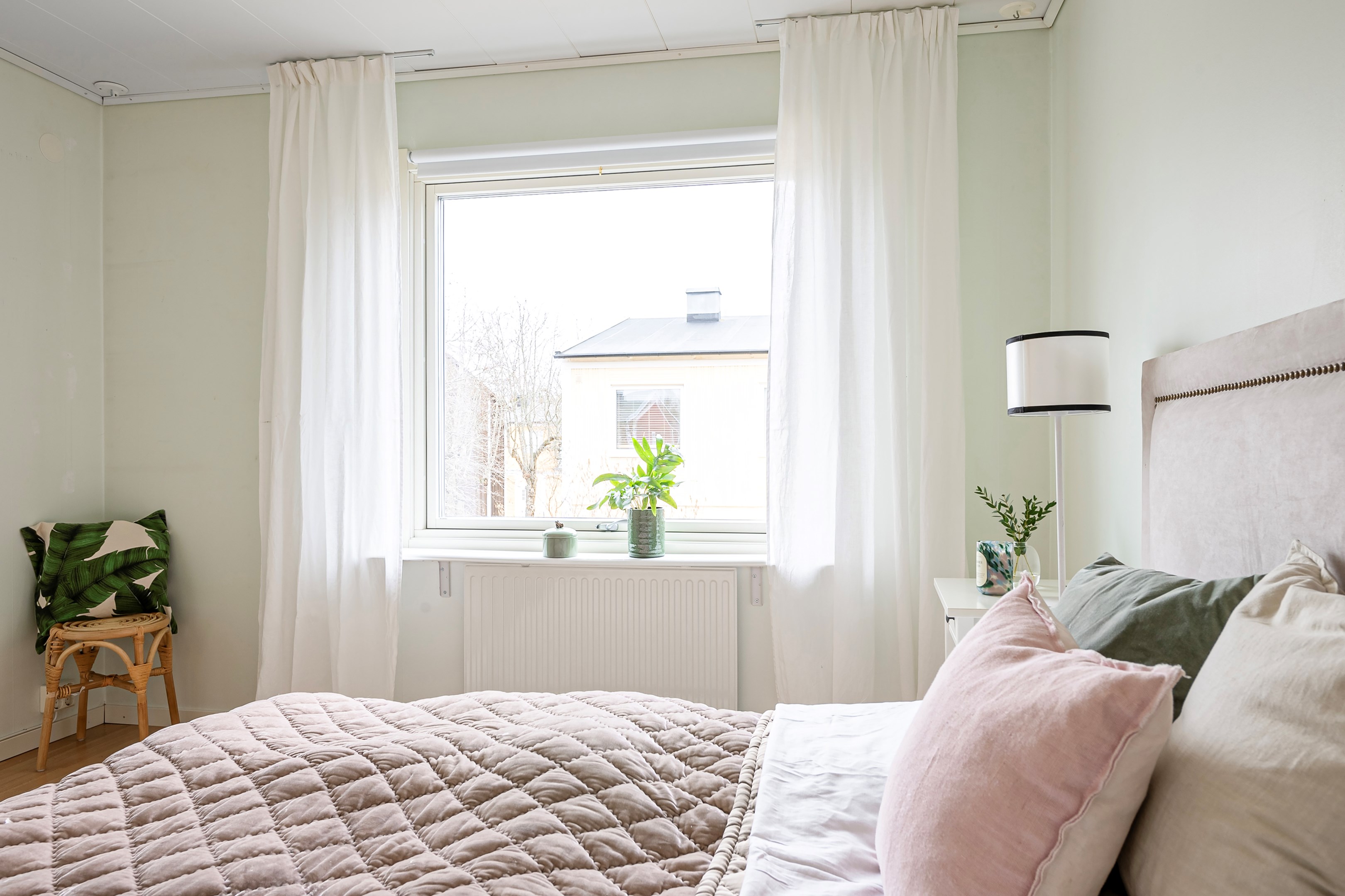 Föräldrasovrum med ljusinsläpp från väster