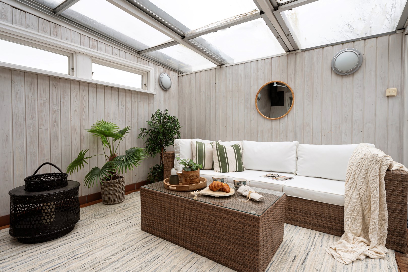 Uterummet fungerar som ett extra mat- och vardagsrum.