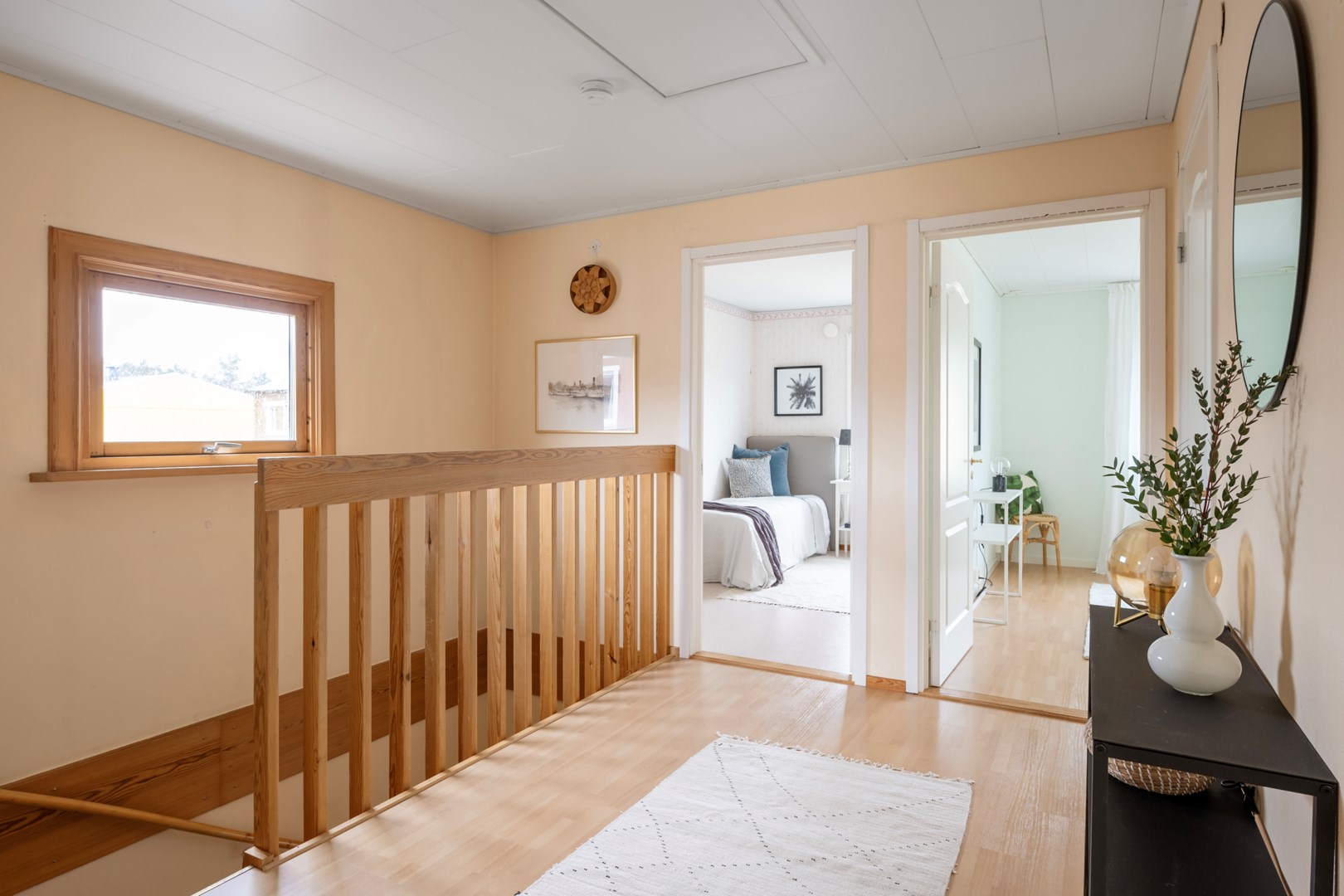 Hall övre plan i vinkel mot sovrum 1 och 2