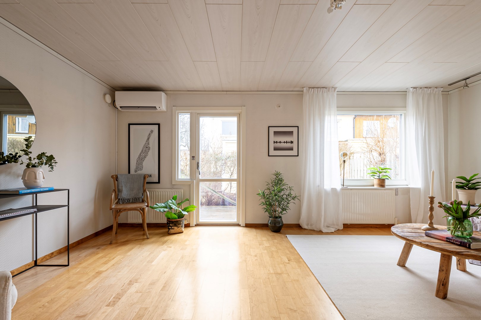 Vardagsrum med utgång till uteplats i väster