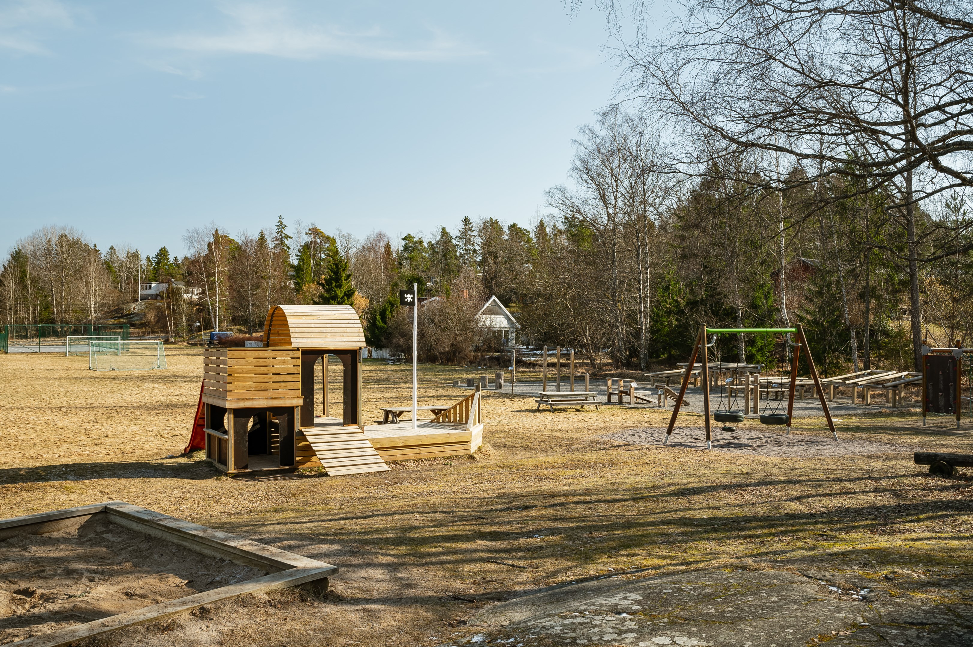 Lekplats, utegym i området