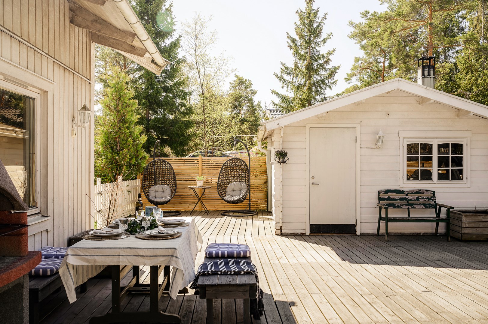 Bastuhus med duschrum och relax