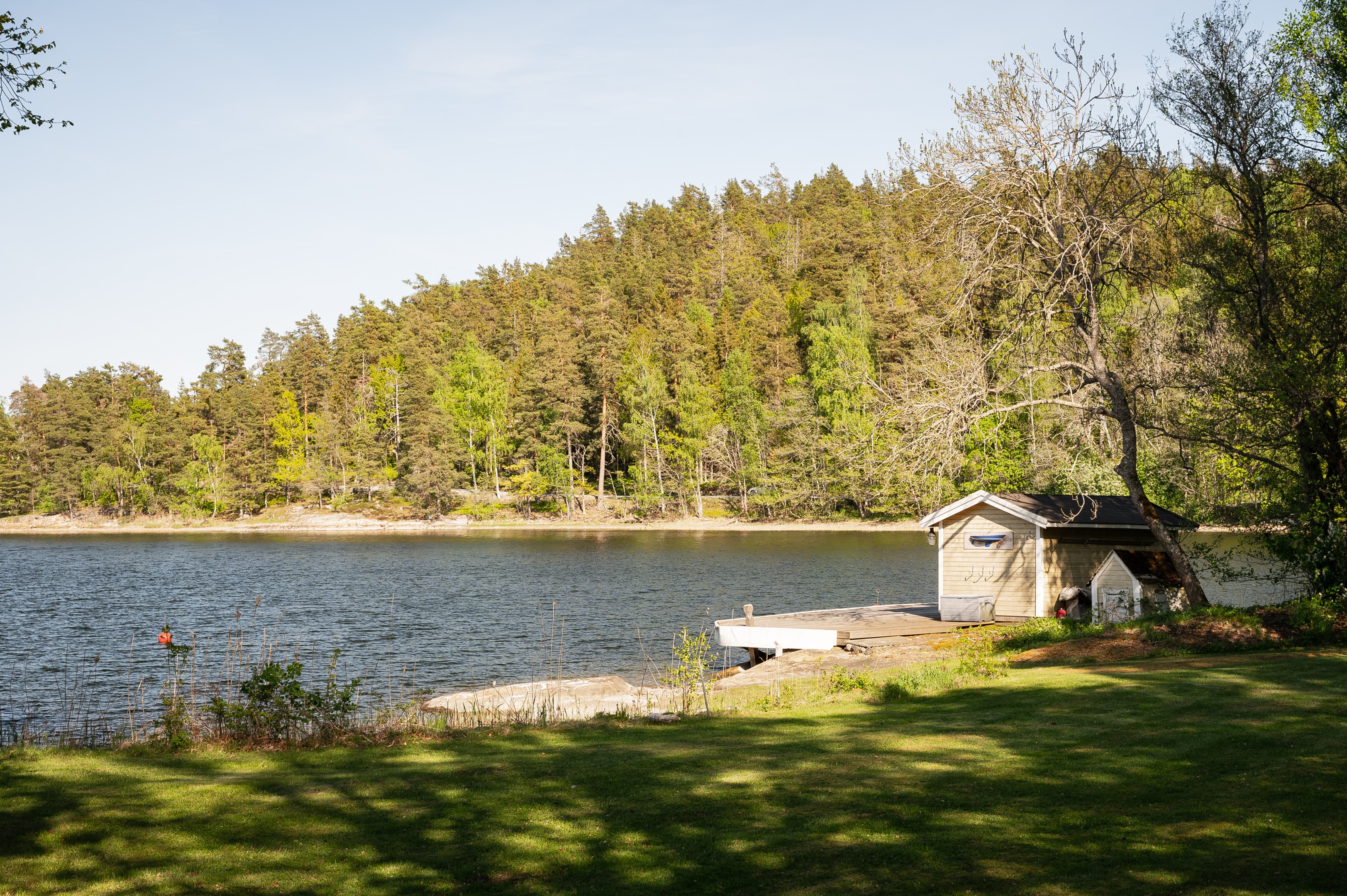 Båt vid egen brygga