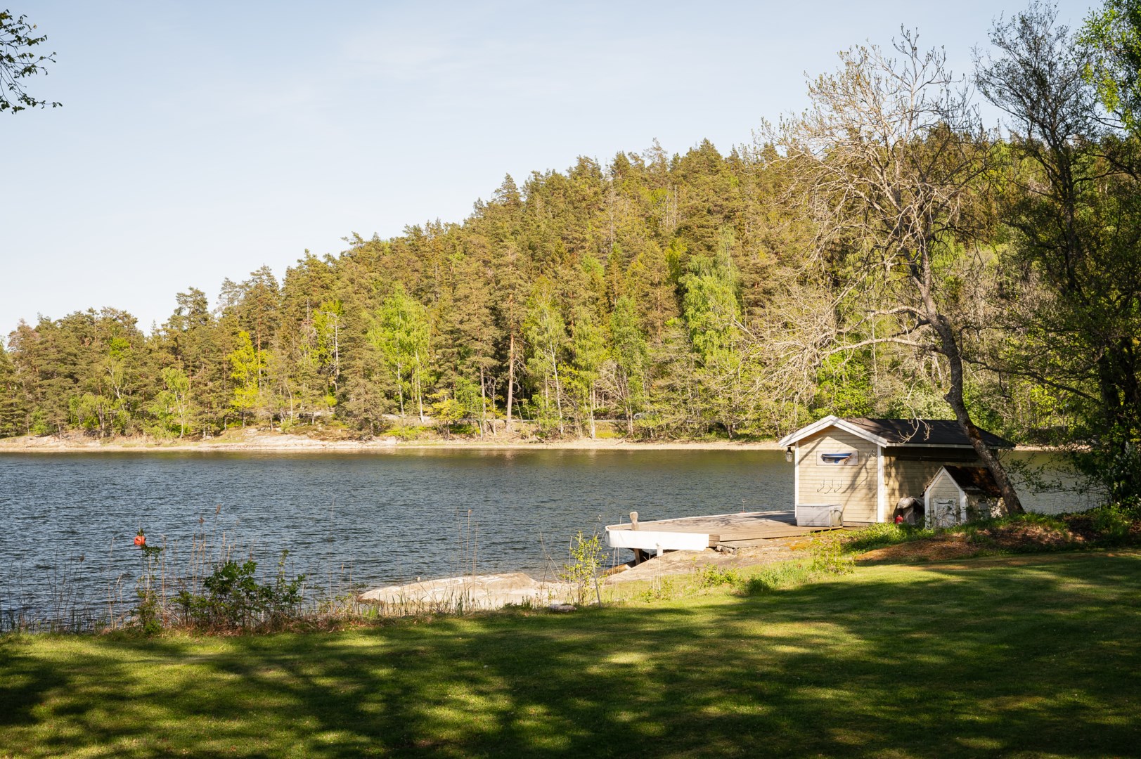 Båt vid egen brygga