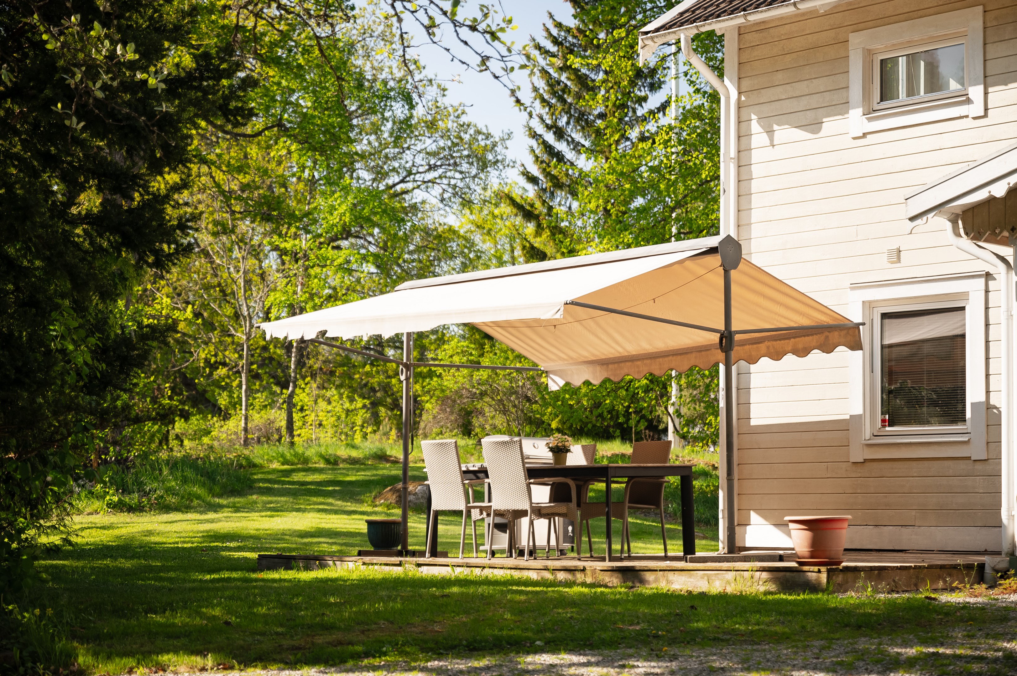 Trevig uteplats på entrésidan