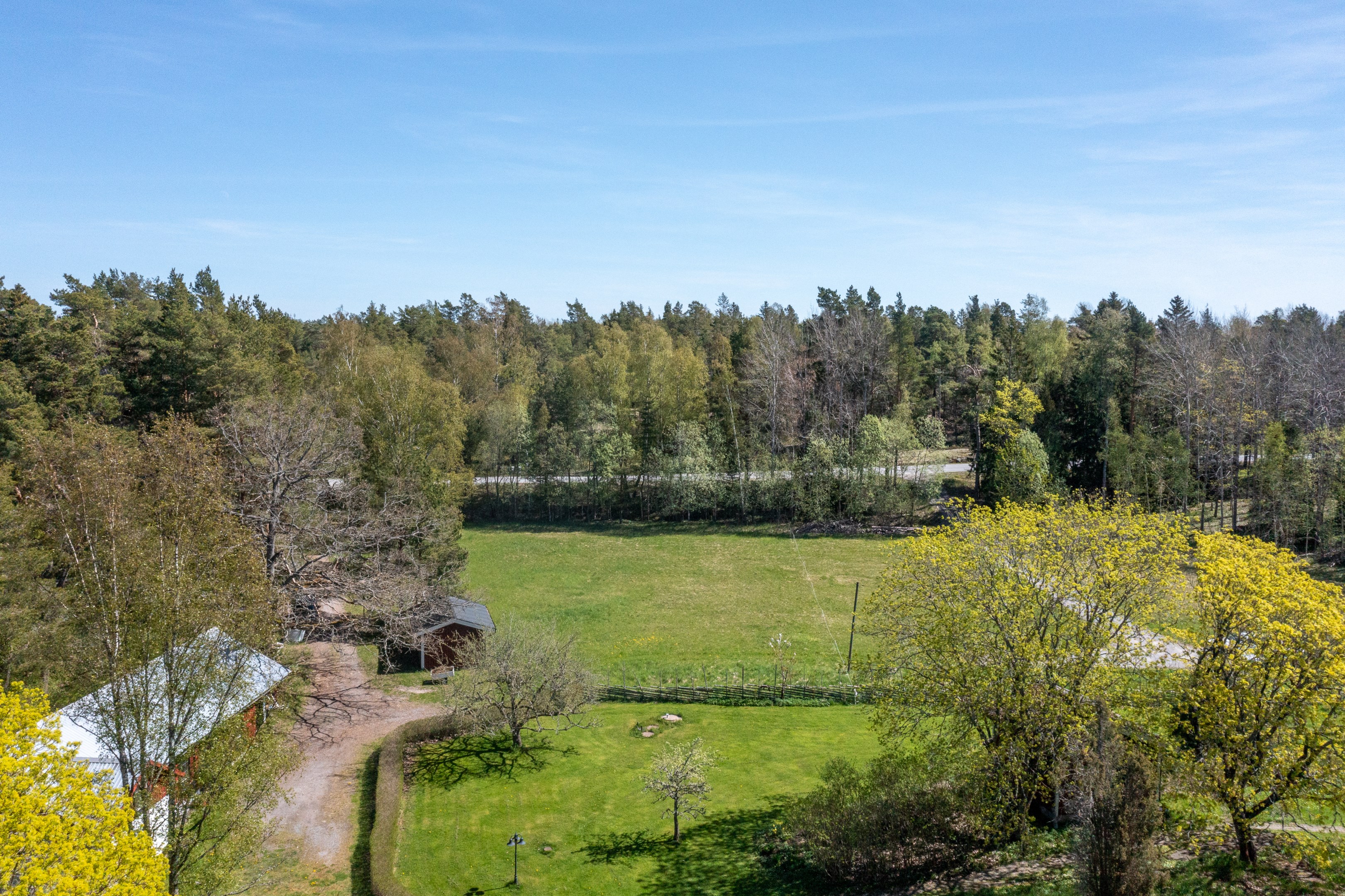 I anslutning till stallet finns beteshage med vindskydd