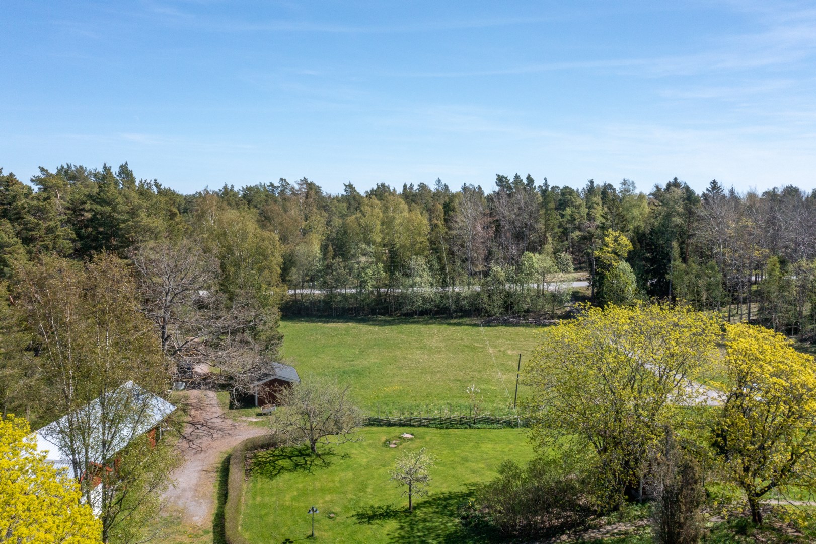 I anslutning till stallet finns beteshage med vindskydd