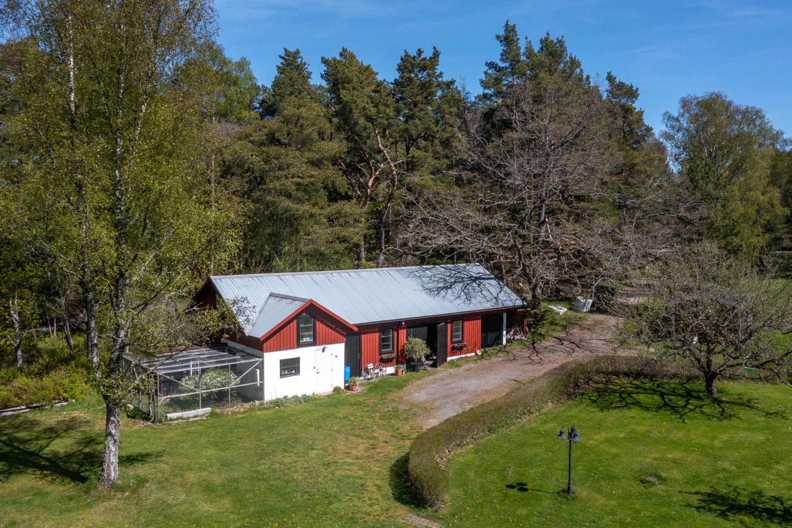 Stallet är vidbyggd med garage i riktning mot infarten