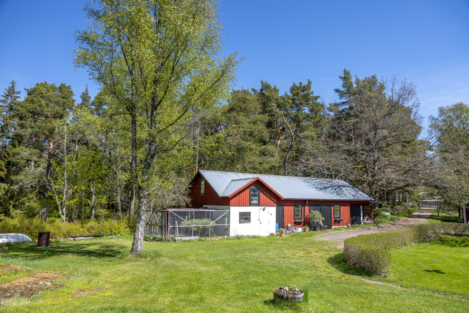 Stallet i vinkel från boningshuset