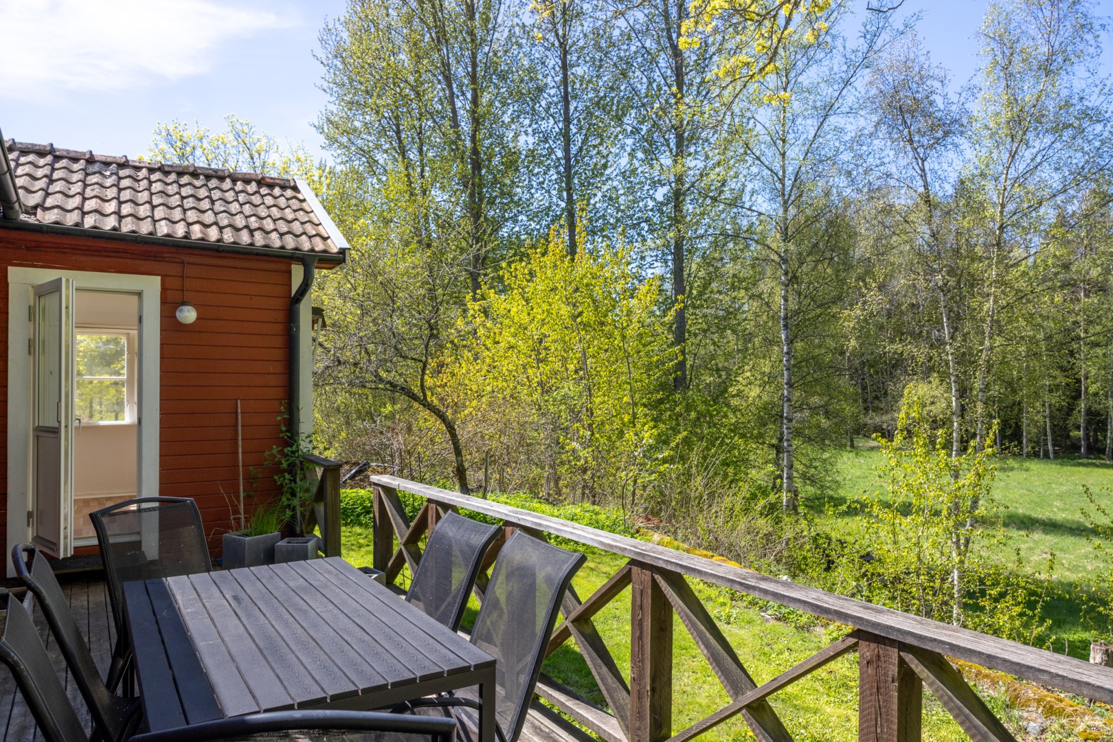 Altan med eftermiddags- och kvällsol på husets baksida