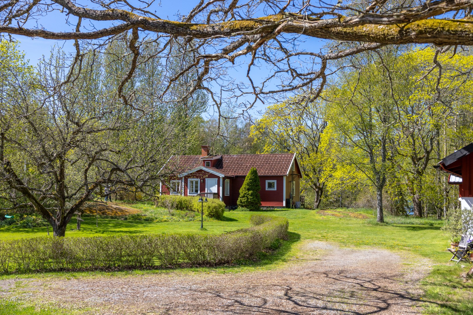 Boningshuset i vinkel från gårdsplanen