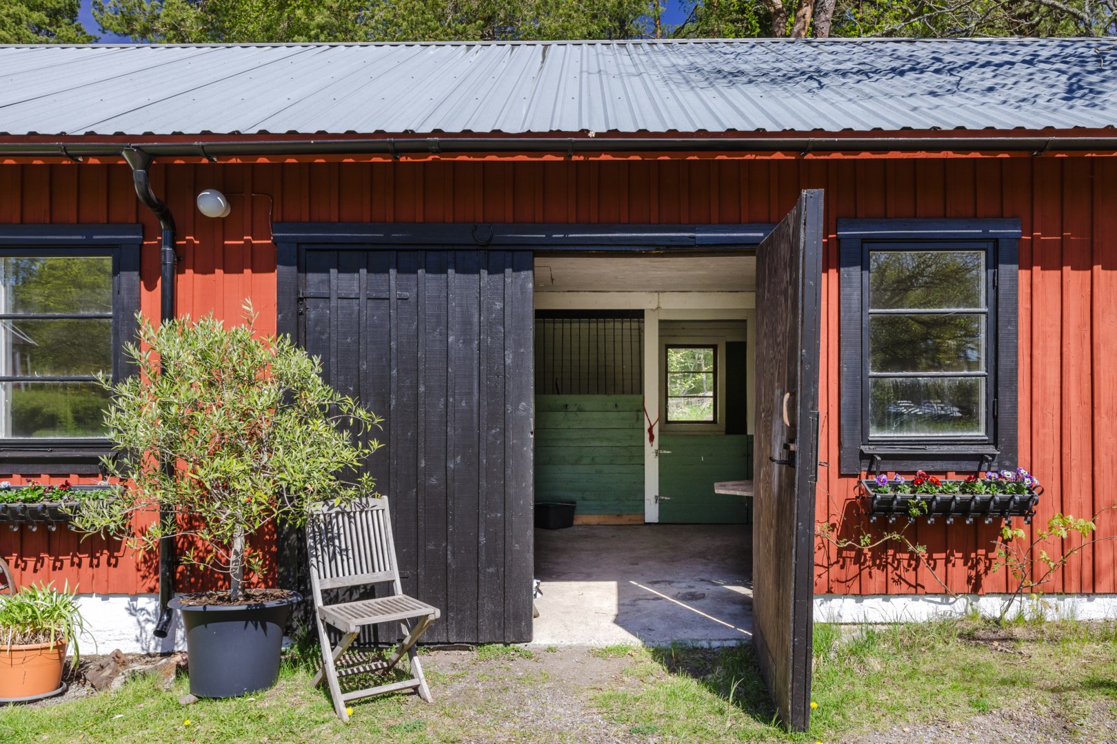 Entré till stalldelen med boxar, grovkök och höloft