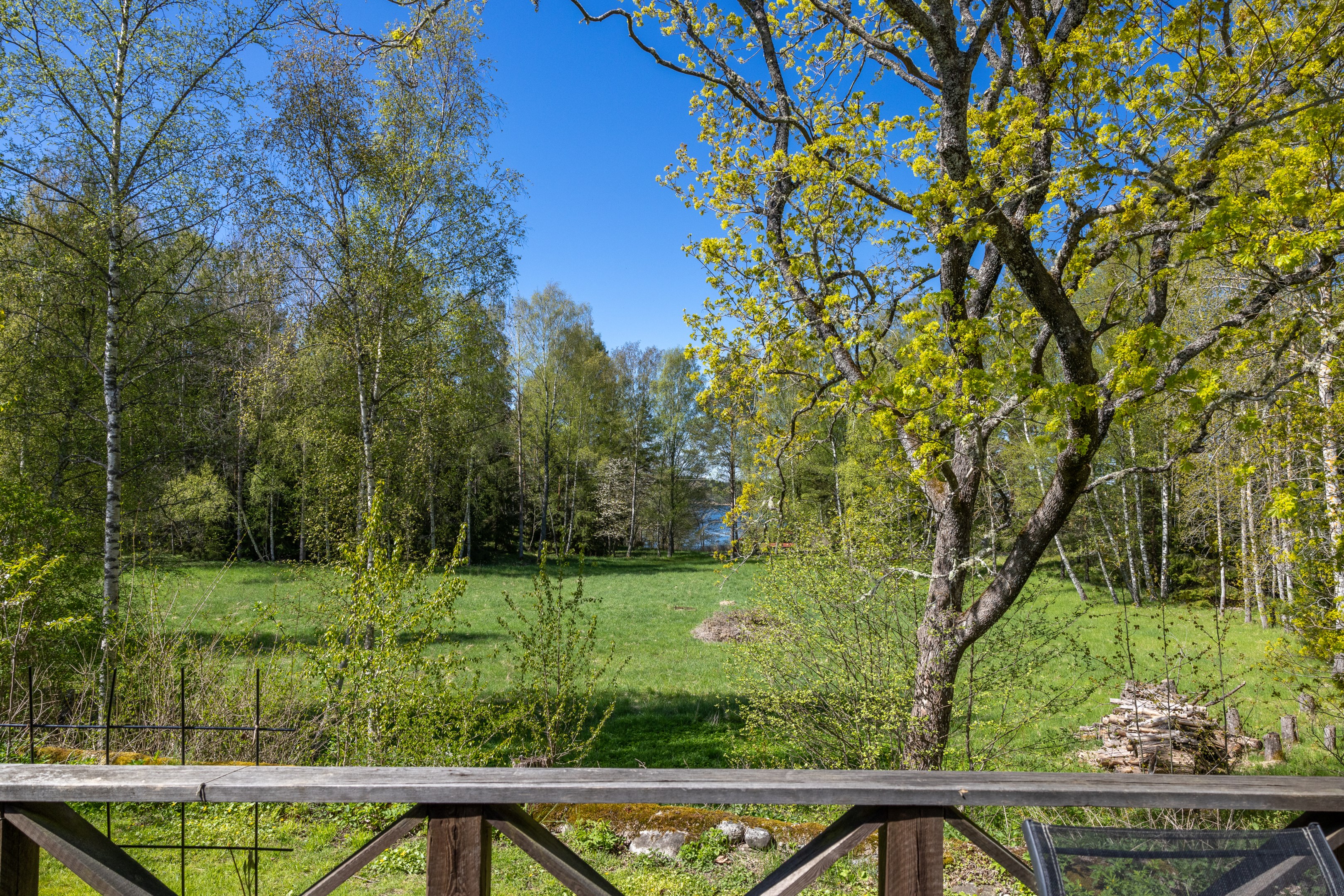 Sjöglimt mot väster från husets altan