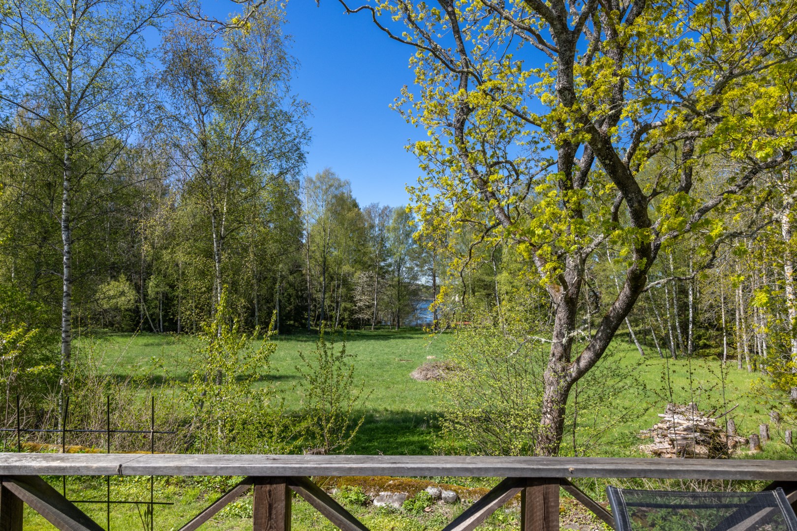 Sjöglimt mot väster från husets altan