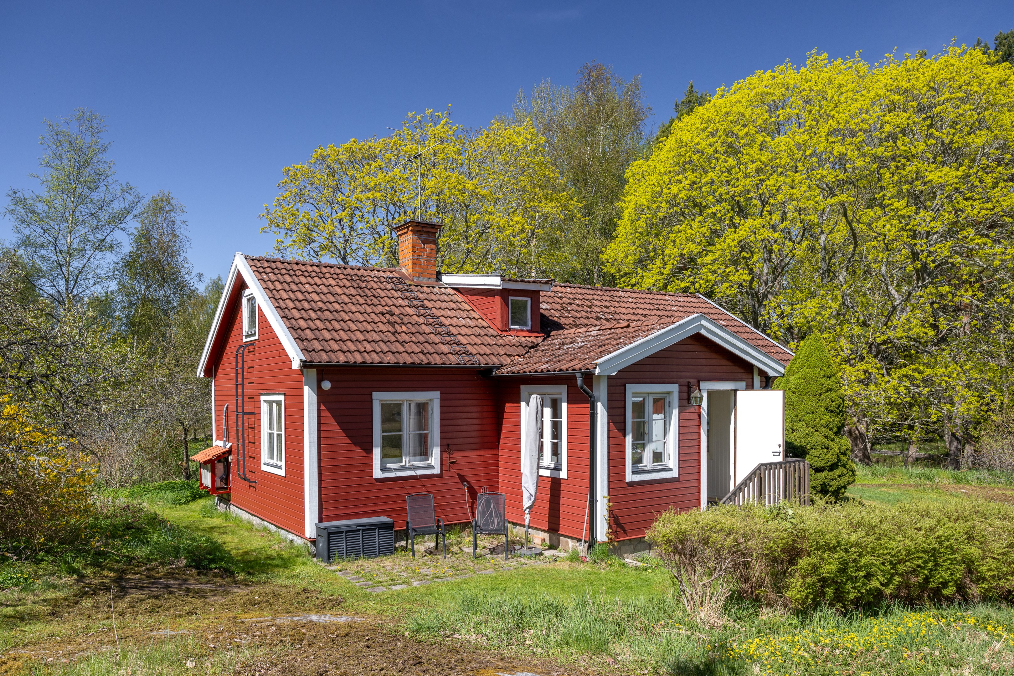 Huset är uppfört 1930 samt om och tillbyggt under 1970-talet