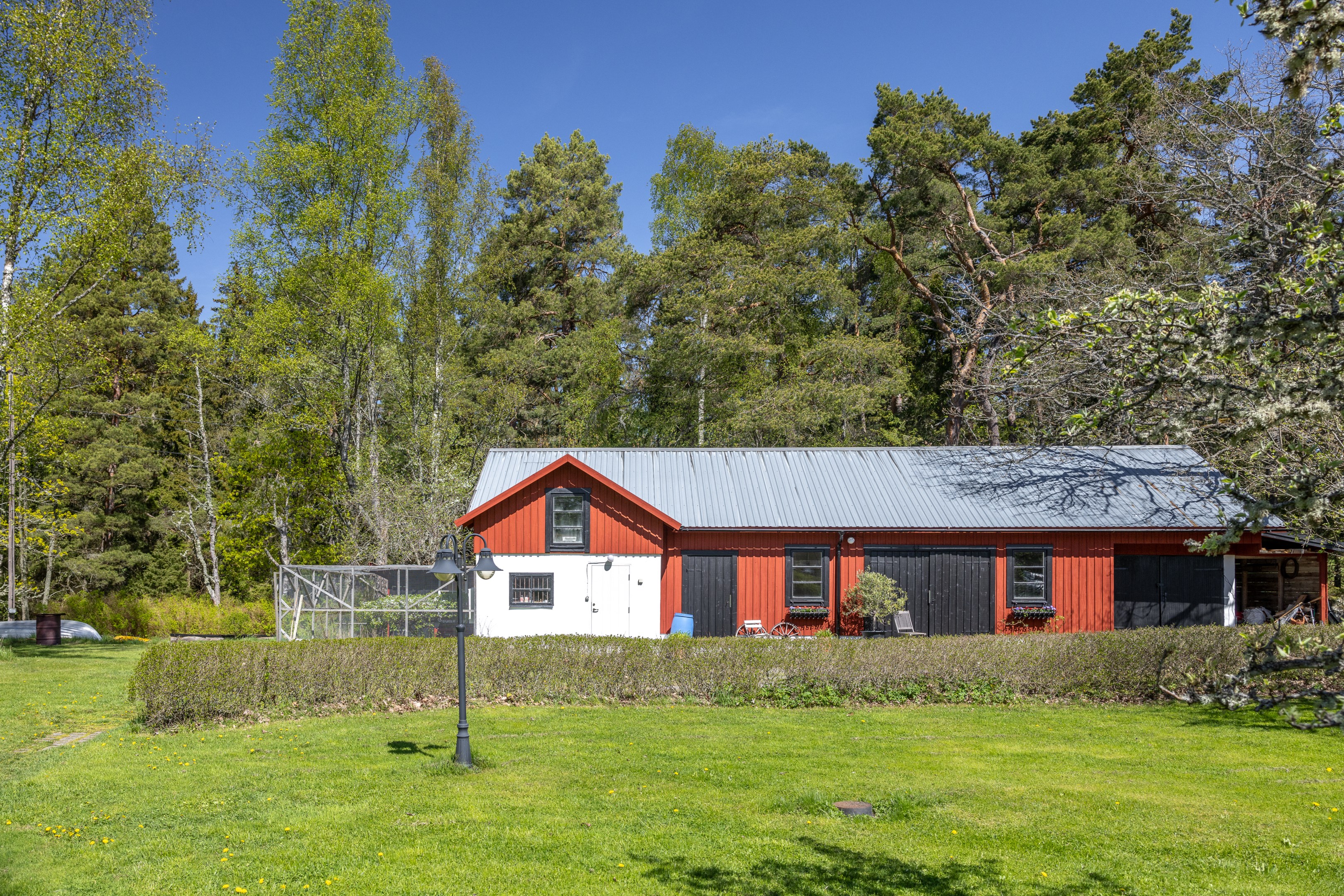Stallbyggnad med boxar, verkstad och garage
