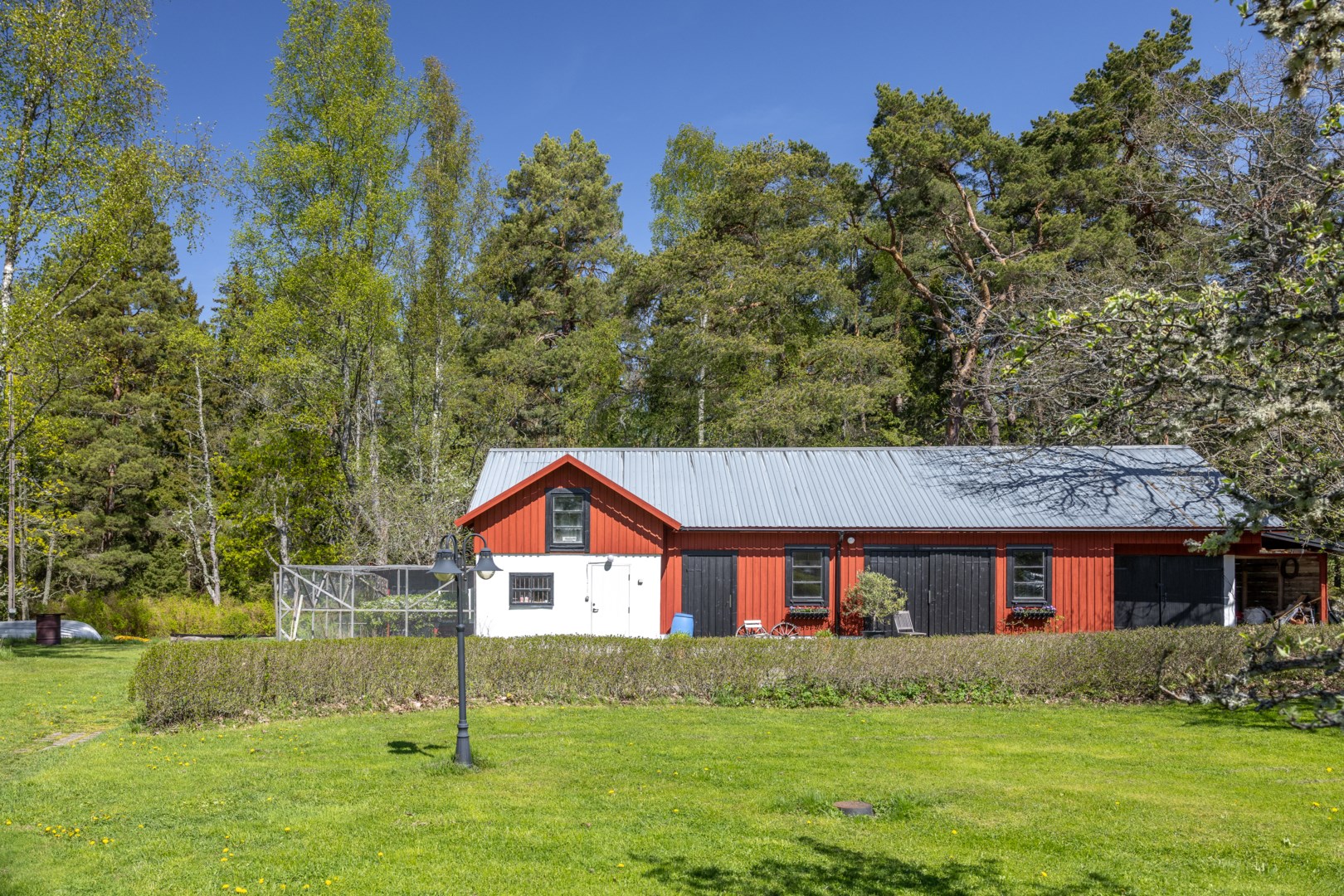 Stallbyggnad med boxar, verkstad och garage