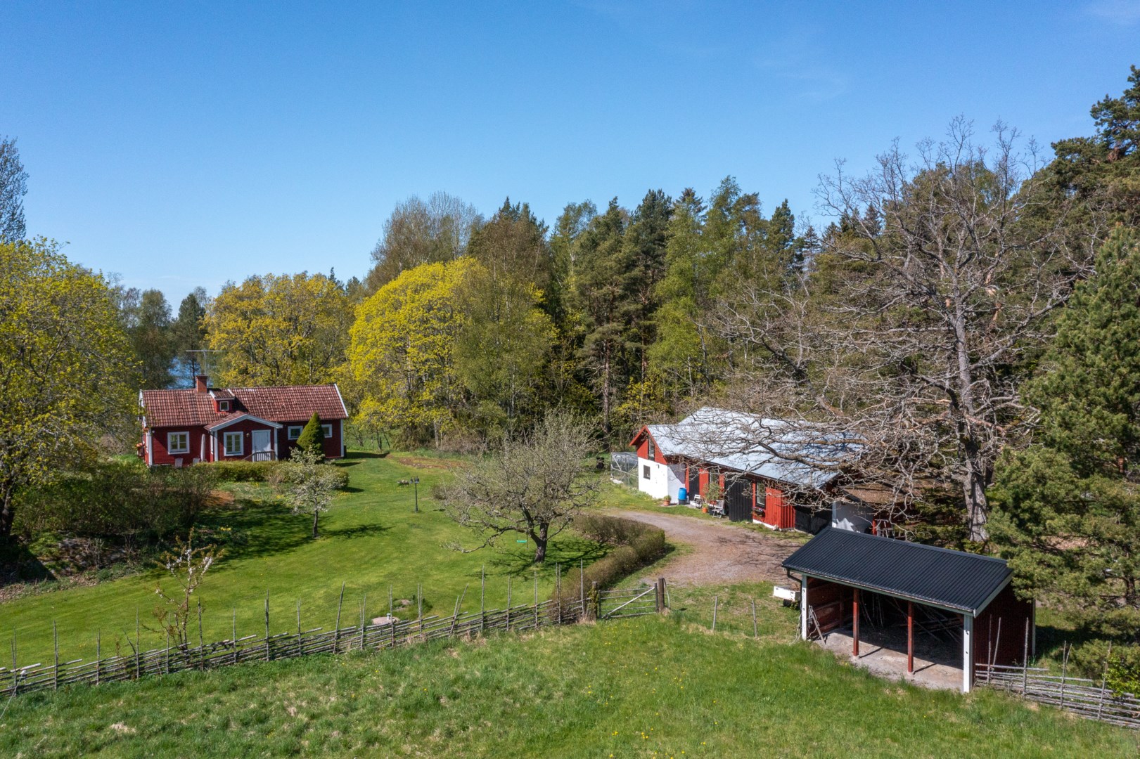 Unik gårdsmiljö med stall och beteshage med vindskydd i anslutning till boningshuset
