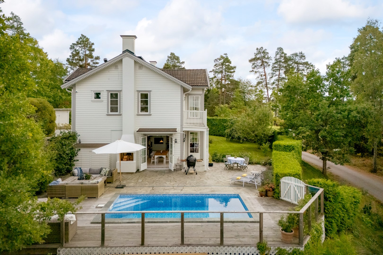 Pool med gjuten självbärande konstruktion och platsgjuten liner.