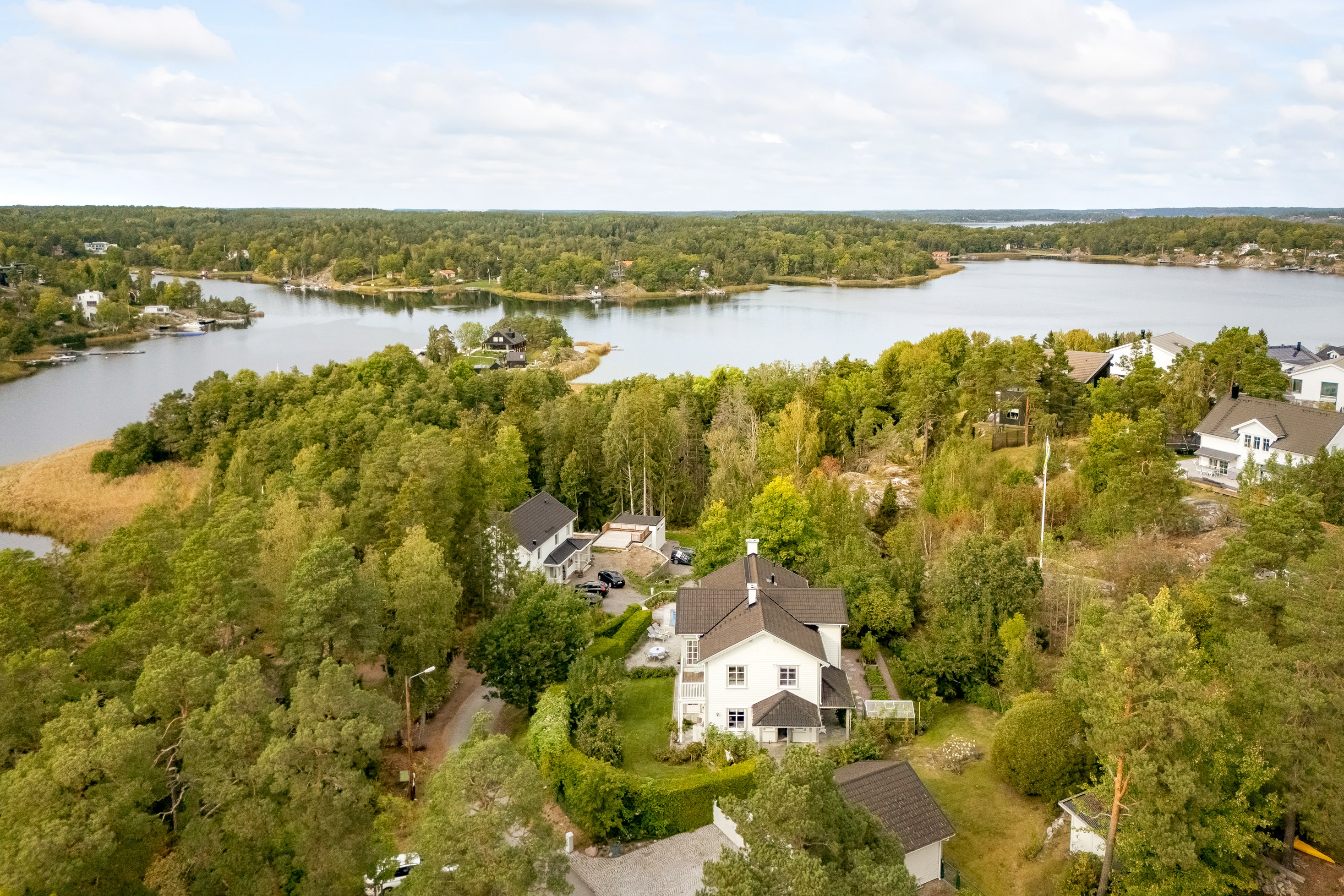 Sjönära läge med brygga och bad nere vid viken.