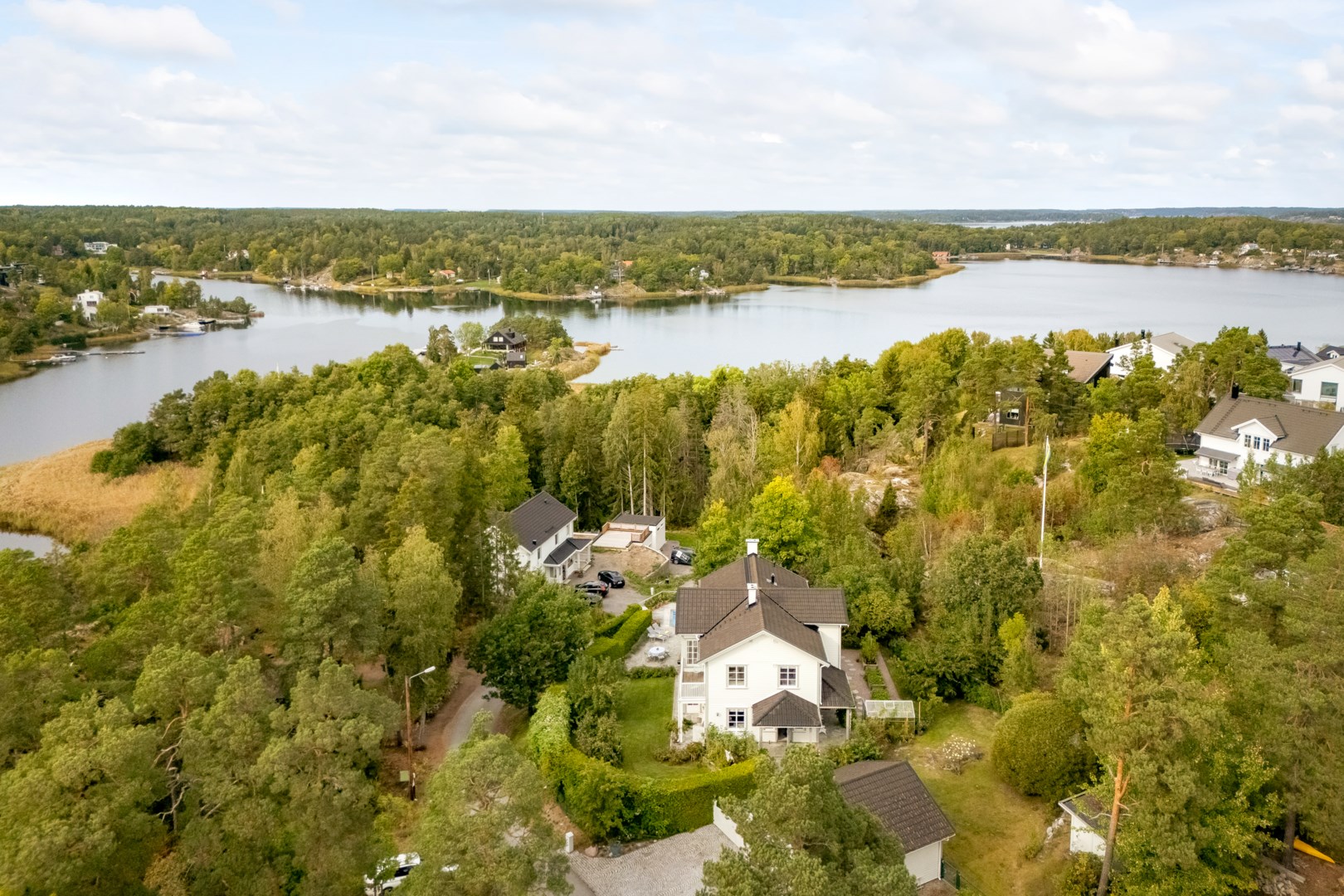 Sjönära läge med brygga och bad nere vid viken.