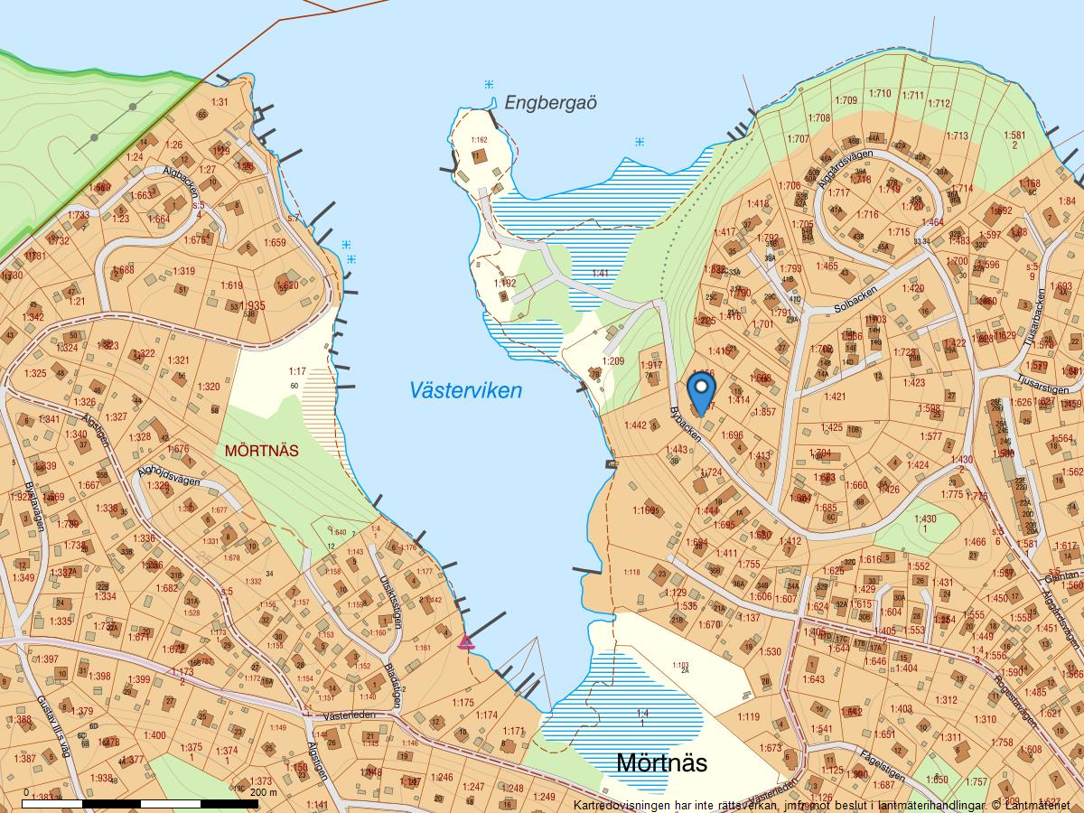 Fastigheten disponerar brygga strax norr om fastigheten.