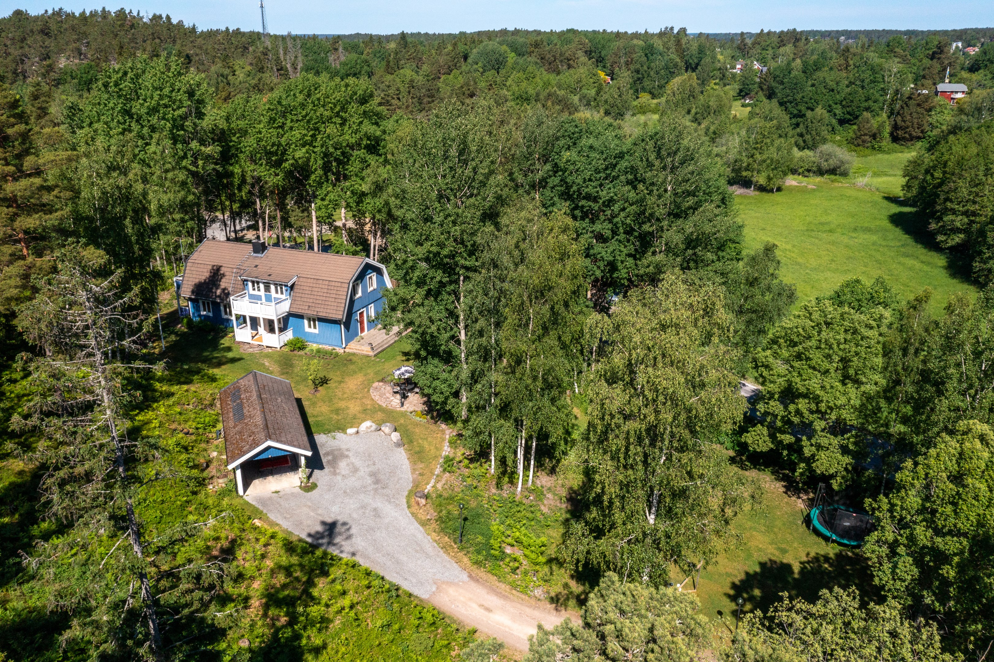 På andra sida vägen betar fåren - ytterligare en bit bort nås närmsta badplats