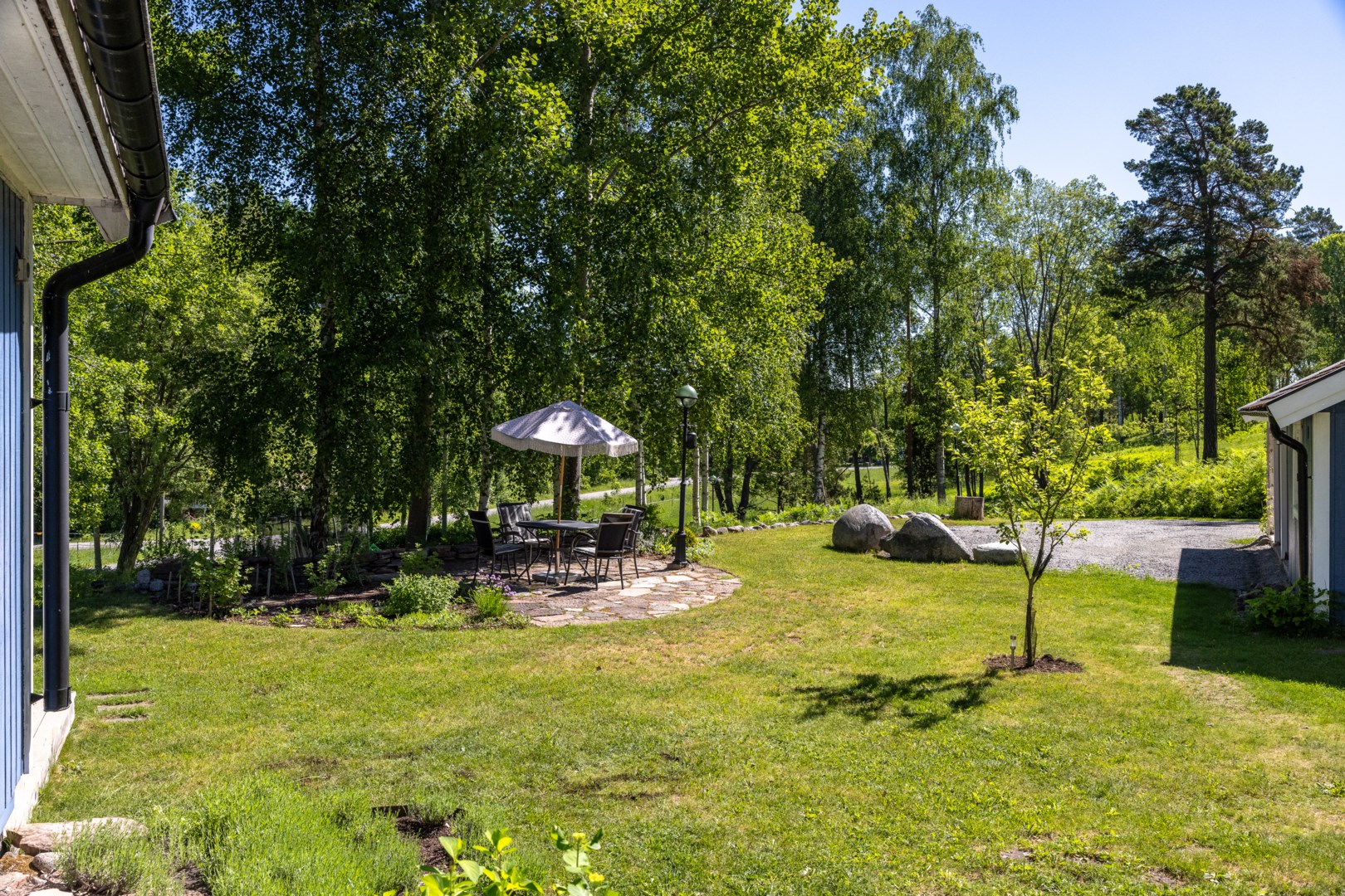 Plana gräsytor förbinder hus och infart