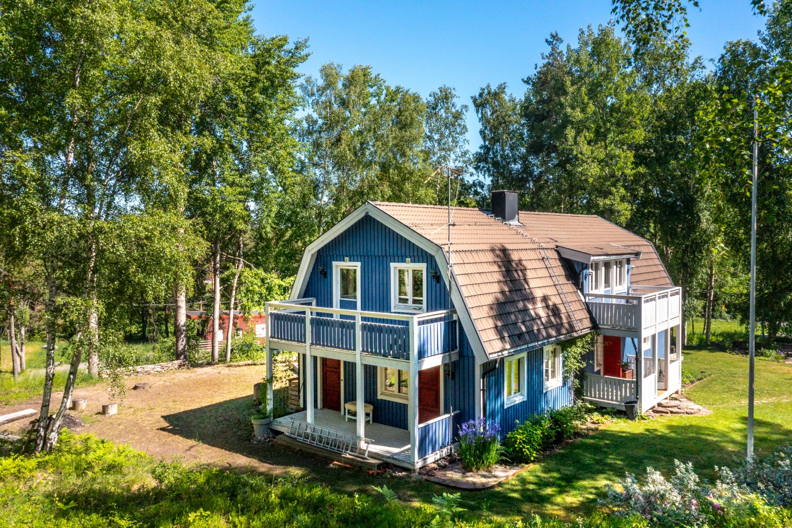 Till vänster om huset skymtar öns dygnetruntöppna närlivs